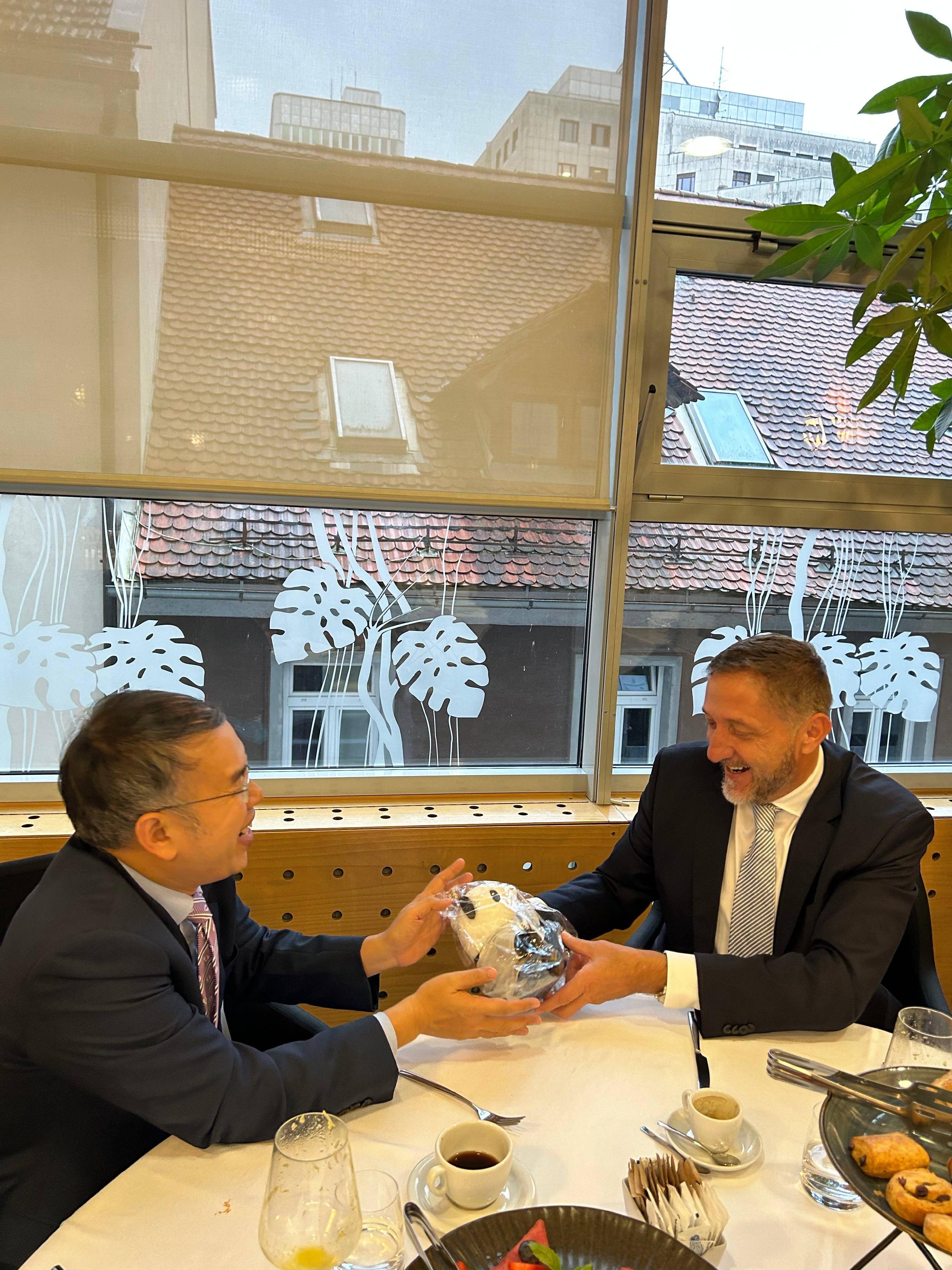 The Secretary for Financial Services and the Treasury, Mr Christopher Hui (left), presented to the Deputy Prime Minister and Minister of Finance of Slovenia, Mr Klemen Boštjančič (right), a panda souvenir at a breakfast meeting in Ljubljana, Slovenia, on September 24 (Ljubljana time). Mr Hui thanked him for the invitation to the high-level roundtable conference and the positive response to negotiations on the Comprehensive Avoidance of Double Taxation Agreement.