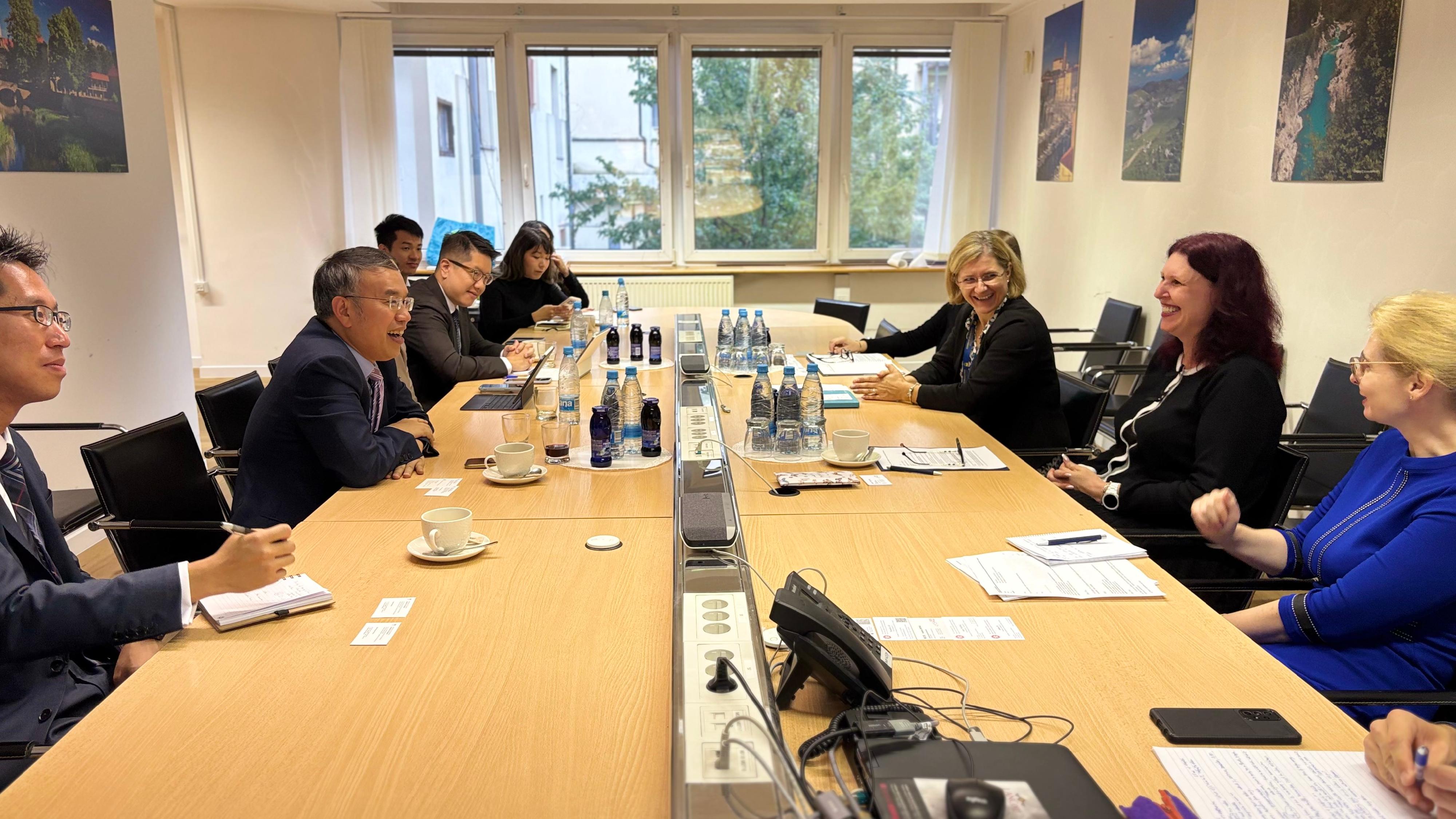 The Secretary for Financial Services and the Treasury, Mr Christopher Hui (second left), meets with the State Secretary responsible for Taxes, Customs Duties and Other Charges and for Improving the Efficiency of Public Spending of Slovenia, Ms Katja Božič (second right), in Ljubljana, Slovenia, on September 24 (Ljubljana time), to discuss the next steps in the process of commencing the negotiations on the Comprehensive Avoidance of Double Taxation Agreement. The Director of the Hong Kong Economic and Trade Office in Berlin, Mr Indiana Wong (first left), also attended the meeting.
