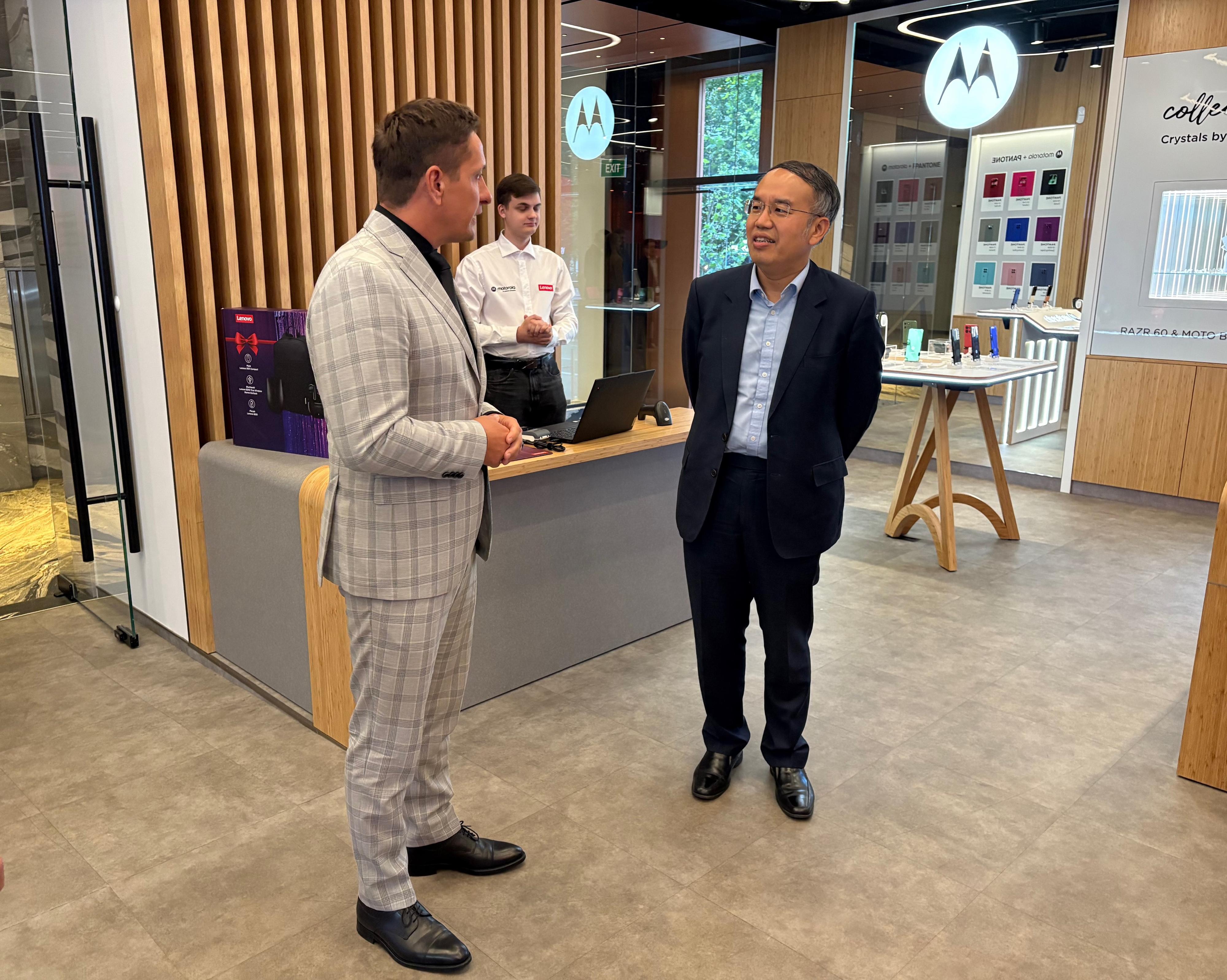 The Secretary for Financial Services and the Treasury, Mr Christopher Hui (right), visited the showroom of the Lenovo Technology in the company of the General Manager at Lenovo Poland, Mr Wojciech Zaskorski (left), in Warsaw, Poland, on September 24 (Warsaw time), to learn about the latest developments and business situation of the company.