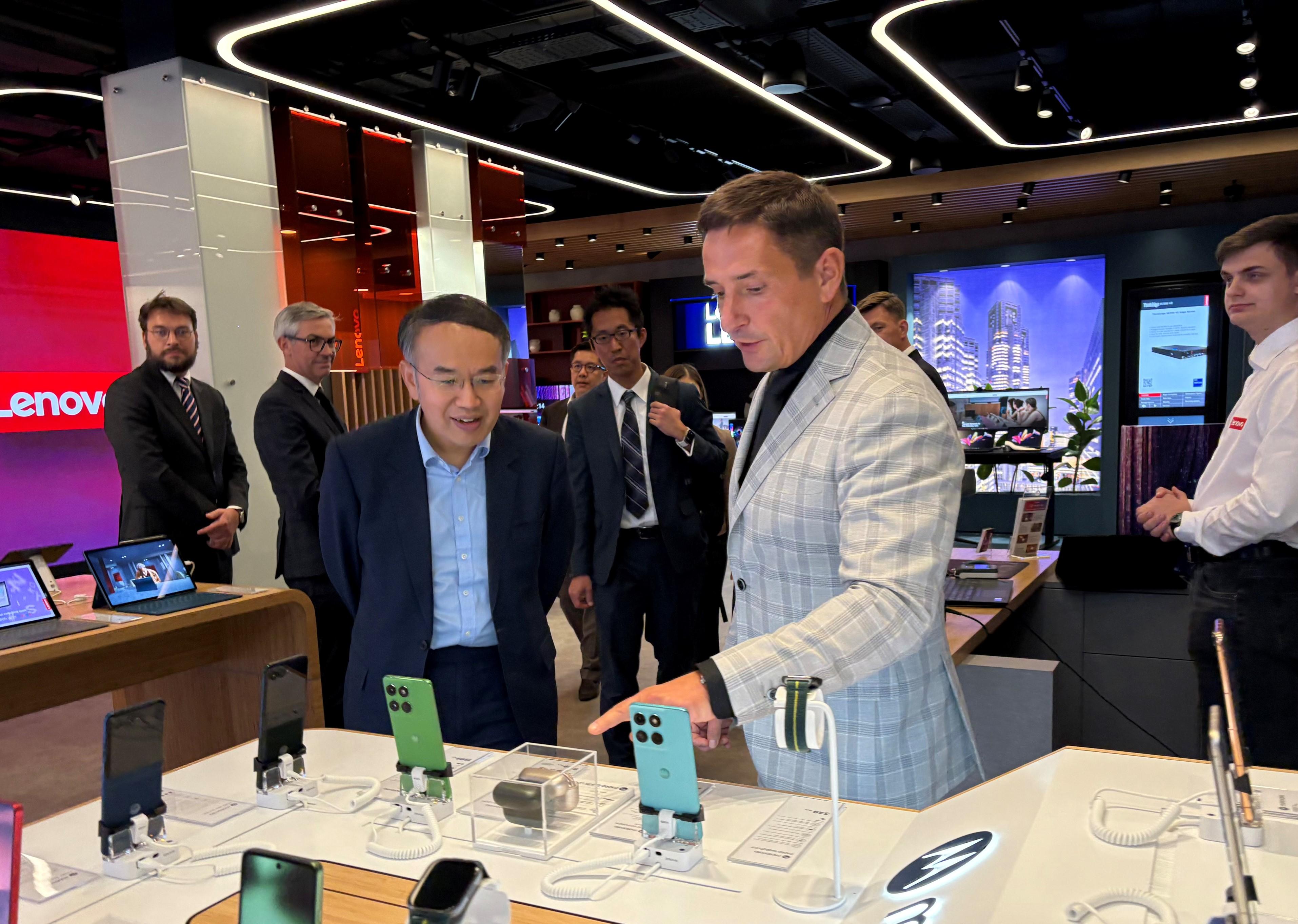 The Secretary for Financial Services and the Treasury, Mr Christopher Hui (left), visited the showroom of the Lenovo Technology in the company of the General Manager at Lenovo Poland, Mr Wojciech Zaskorski (right), in Warsaw, Poland, on September 24 (Warsaw time), to learn about the latest developments and business situation of the company.