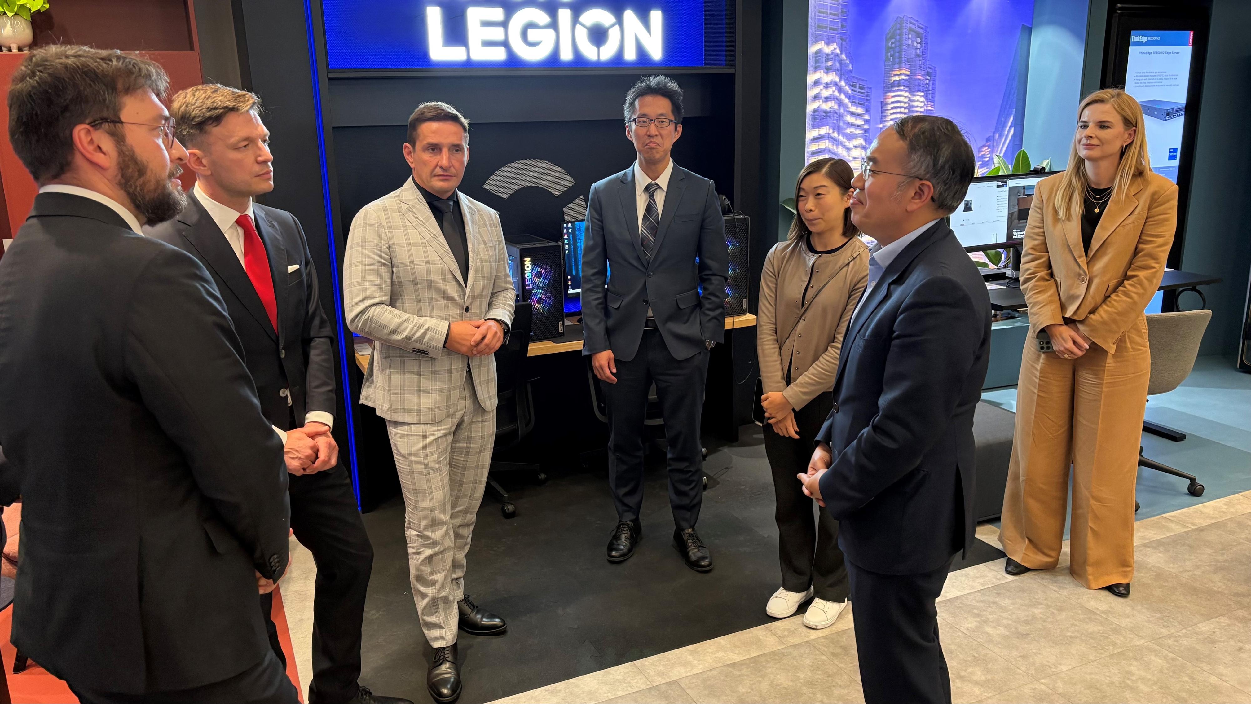 The Secretary for Financial Services and the Treasury, Mr Christopher Hui (second right), visited the showroom of the Lenovo Technology in the company of the General Manager at Lenovo Poland, Mr Wojciech Zaskorski (third left), in Warsaw, Poland, on September 24 (Warsaw time), to learn about the latest developments and business situation of the company. Looking on is the Director of the Hong Kong Economic and Trade Office in Berlin, Mr Indiana Wong (fourth left).