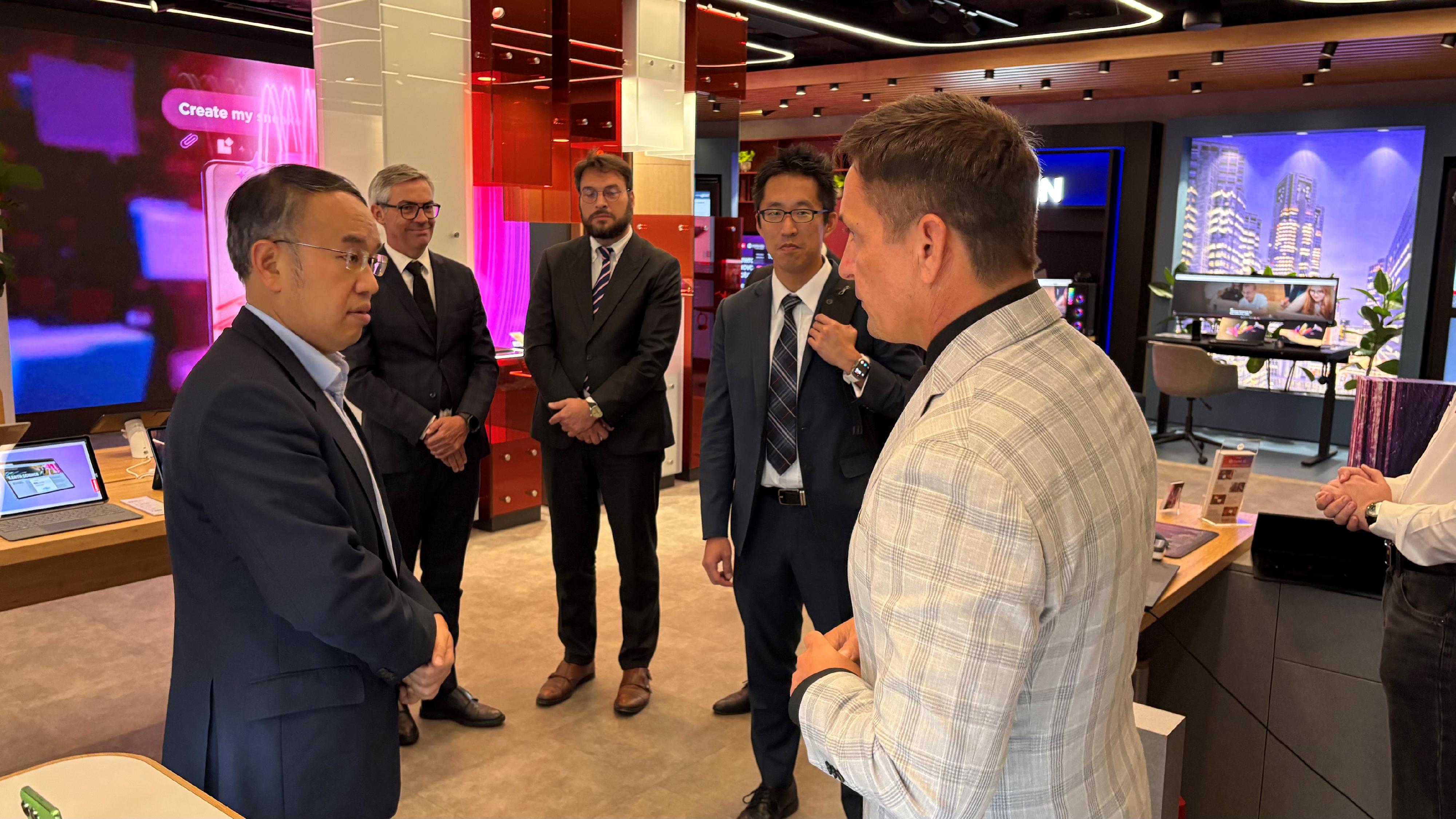 The Secretary for Financial Services and the Treasury, Mr Christopher Hui (left), visited the showroom of the Lenovo Technology in the company of the General Manager at Lenovo Poland, Mr Wojciech Zaskorski (right), in Warsaw, Poland, on September 24 (Warsaw time), to learn about the latest developments and business situation of the company.