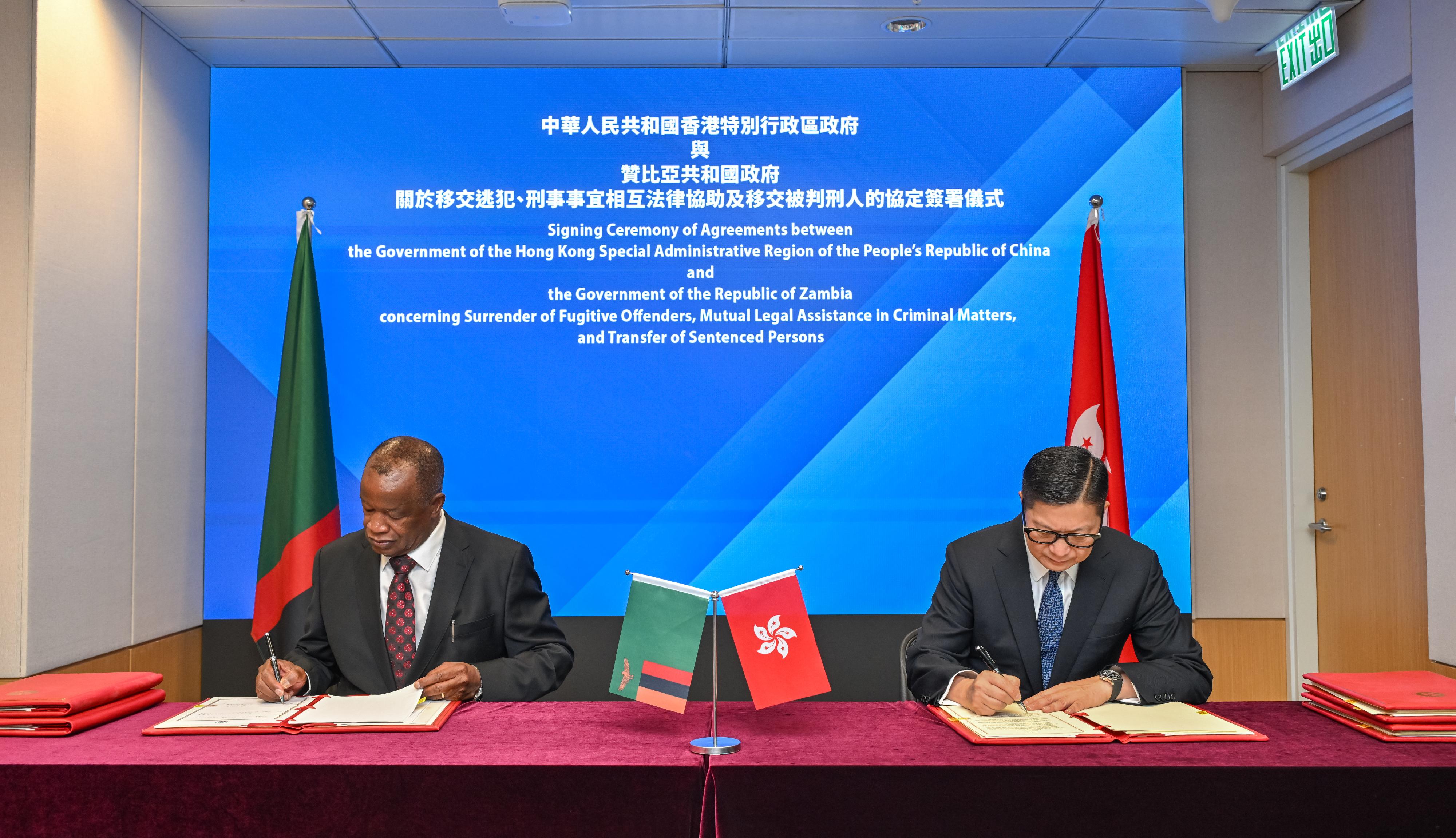 The Secretary for Security, Mr Tang Ping-keung (right), and the Minister of Home Affairs and Internal Security of the Republic of Zambia, Mr Jack Mwiimbu (left), signed bilateral agreements on the surrender of fugitive offenders, mutual legal assistance in criminal matters and the transfer of sentenced persons today (September 26) on behalf of the Government of the Hong Kong Special Administrative Region and the Government of Zambia respectively.