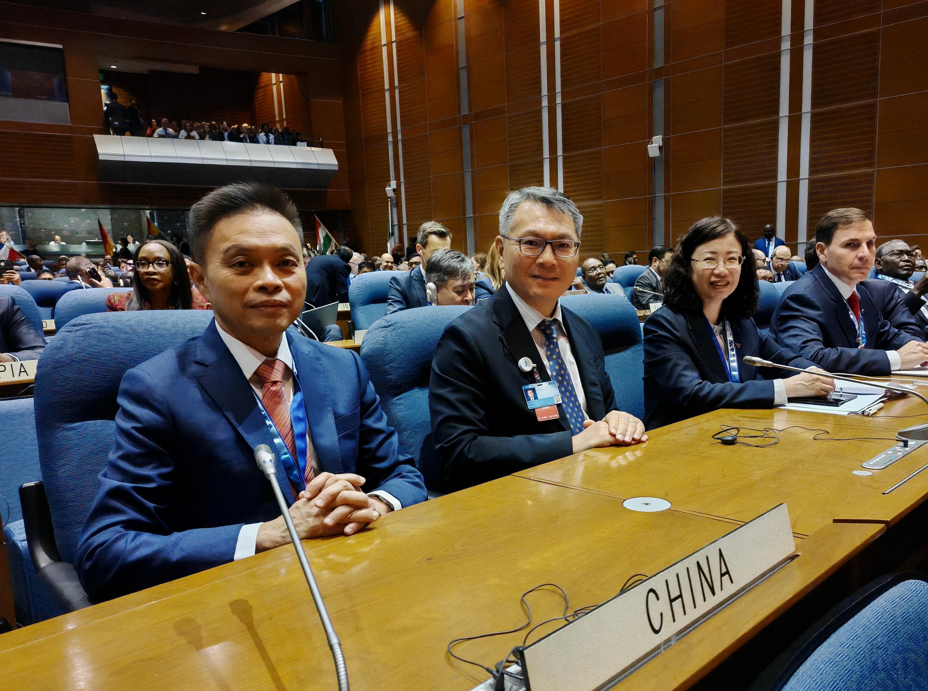 The Deputy Administrator of the Civil Aviation Administration of China, Ms Liang Nan (third left); the Director-General of Civil Aviation of the Hong Kong Special Administrative Region, Mr Victor Liu (second left); and the President of the Civil Aviation Authority of the Macao Special Administrative Region, Mr Stanley Pun (first left), are pictured at the 42nd Session of International Civil Aviation Organization Assembly in Montreal, Canada.