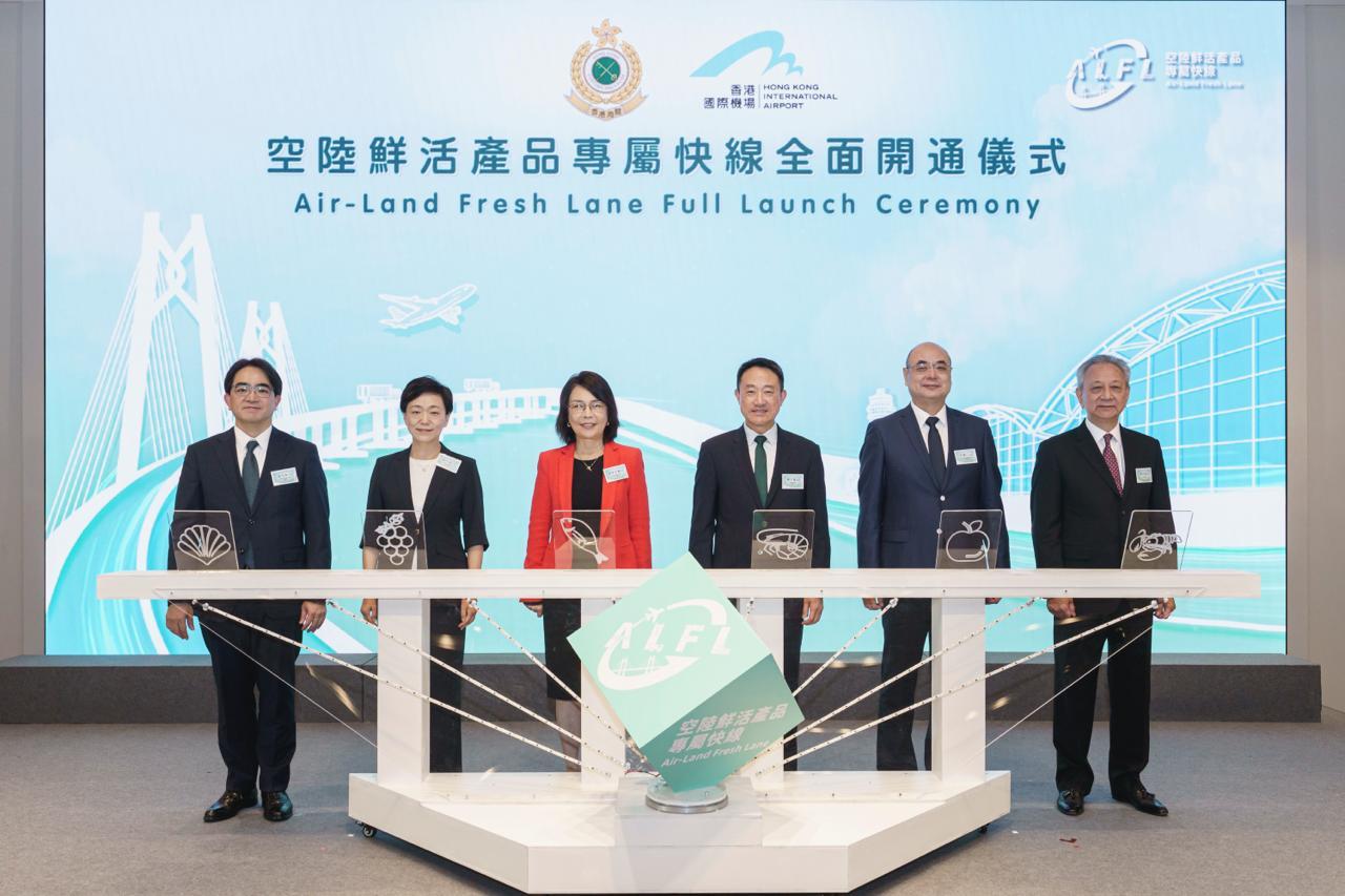 The full launch ceremony of the Air-Land Fresh Lane, co-hosted by Hong Kong Customs and the Airport Authority Hong Kong, was held today (September 26) at the AsiaWorld-Expo. Photo shows (from left to right) the Director of Food and Environmental Hygiene, Mr Donald Ng; the Deputy Director-General of the Police Liaison Department of the Liaison Office of the Central People's Government in the Hong Kong Special Administrative Region, Ms Meng Xiaoyuan; the Chief Executive Officer of the Airport Authority Hong Kong, Mrs Vivian Cheung; the Commissioner of Customs and Excise, Mr Chan Tsz-tat; Party Committee Member of Gongbei Customs District, Director General of the Zhongshan Customs District, Mr Wang Baoren; and Legislative Council Member (Transport) Mr Frankie Yick, officiated at the ceremony .