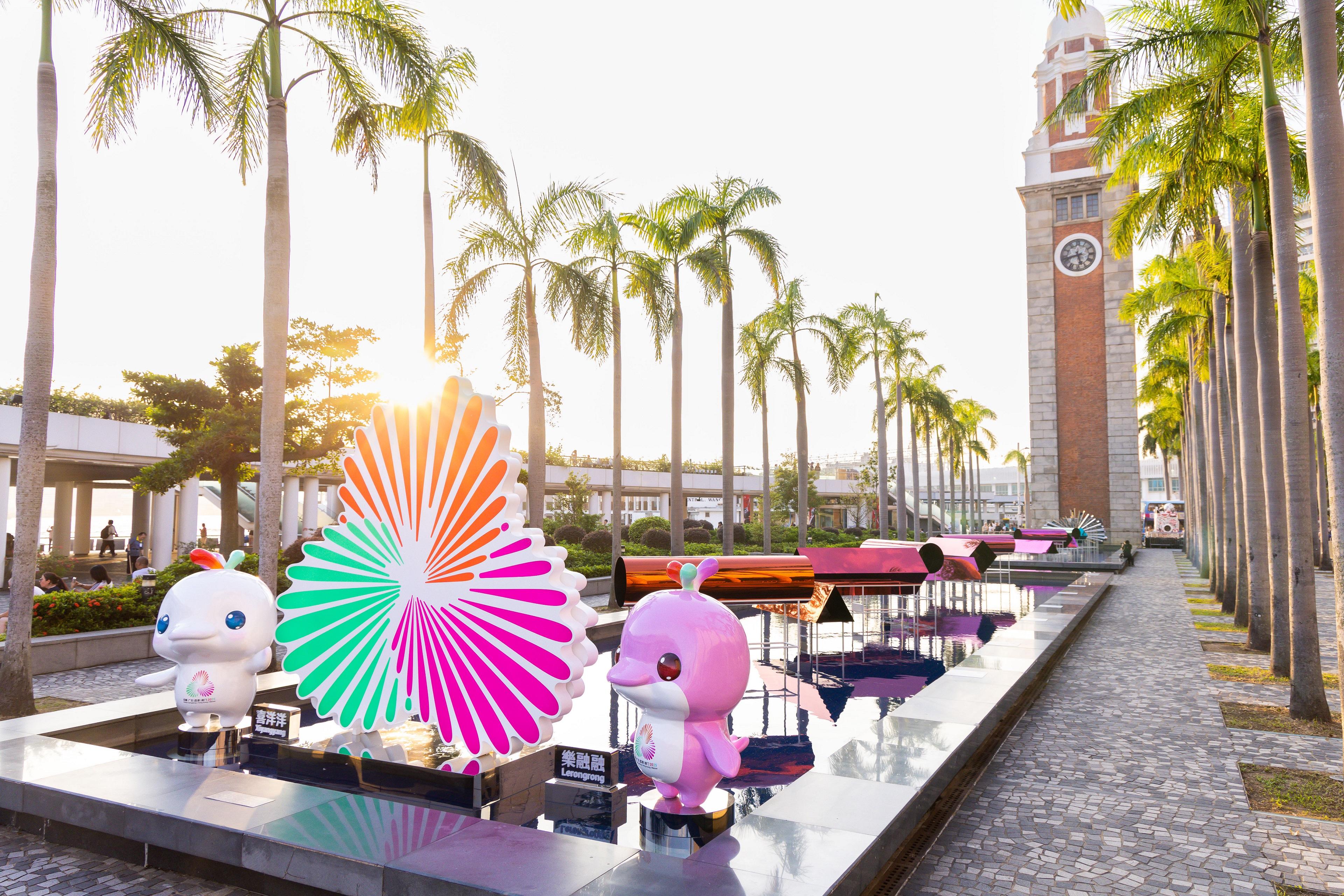 A lighting installation entitled "Flowerworks on the Water" is on display from today (September 26) until October 19 at the Hong Kong Cultural Centre Piazza to celebrate the National Day and the Mid-Autumn Festival. The installation features the emblem and adorable mascots Xiyangyang and Lerongrong of the 15th National Games, the 12th National Games for Persons with Disabilities and the 9th National Special Olympic Games to create an iconic landmark for check-in photos.