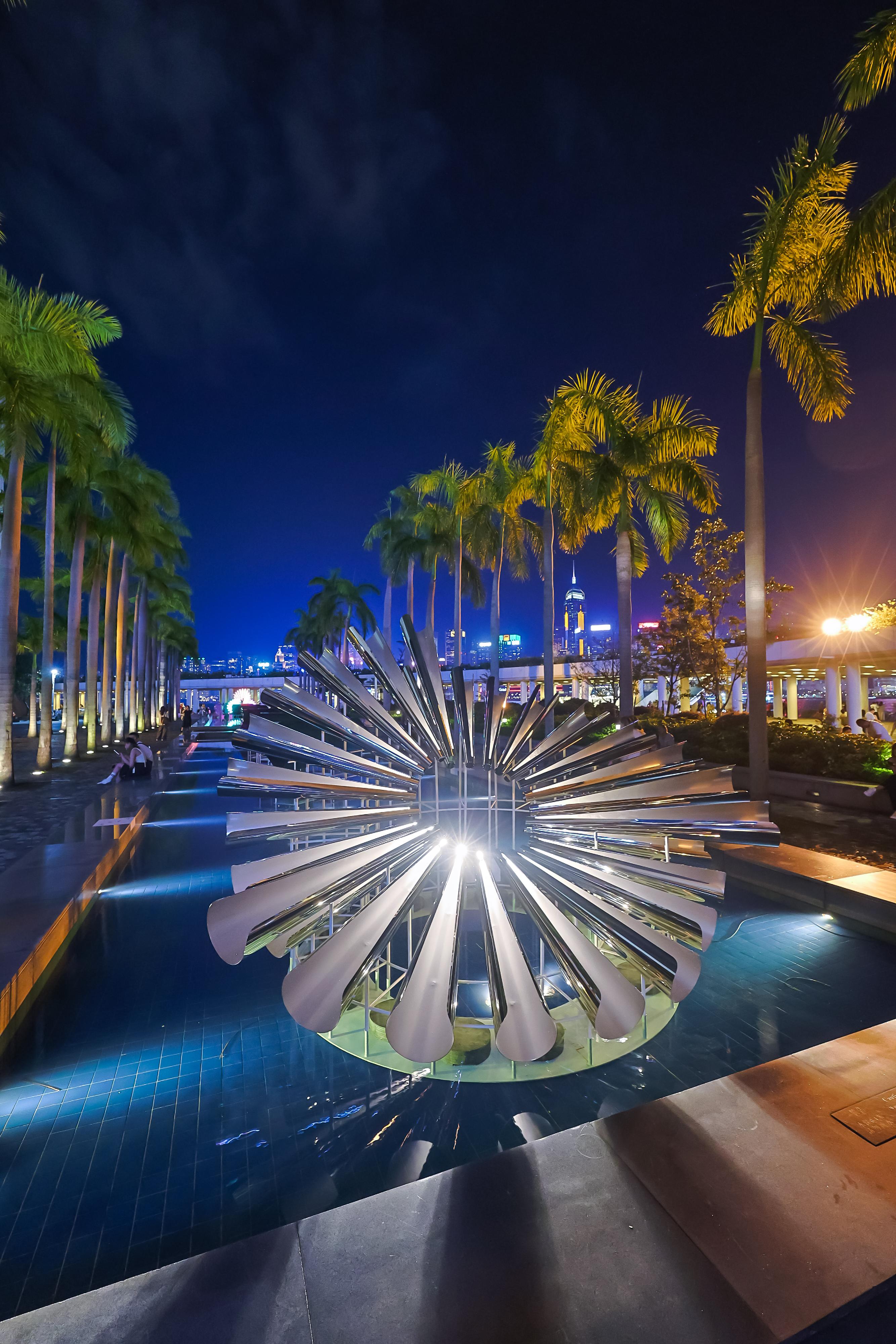 A lighting installation entitled "Flowerworks on the Water" is on display from today (September 26) until October 19 at the Hong Kong Cultural Centre Piazza to celebrate the National Day and the Mid-Autumn Festival. The installation features the emblem and adorable mascots Xiyangyang and Lerongrong of the 15th National Games, the 12th National Games for Persons with Disabilities and the 9th National Special Olympic Games to create an iconic landmark for check-in photos.