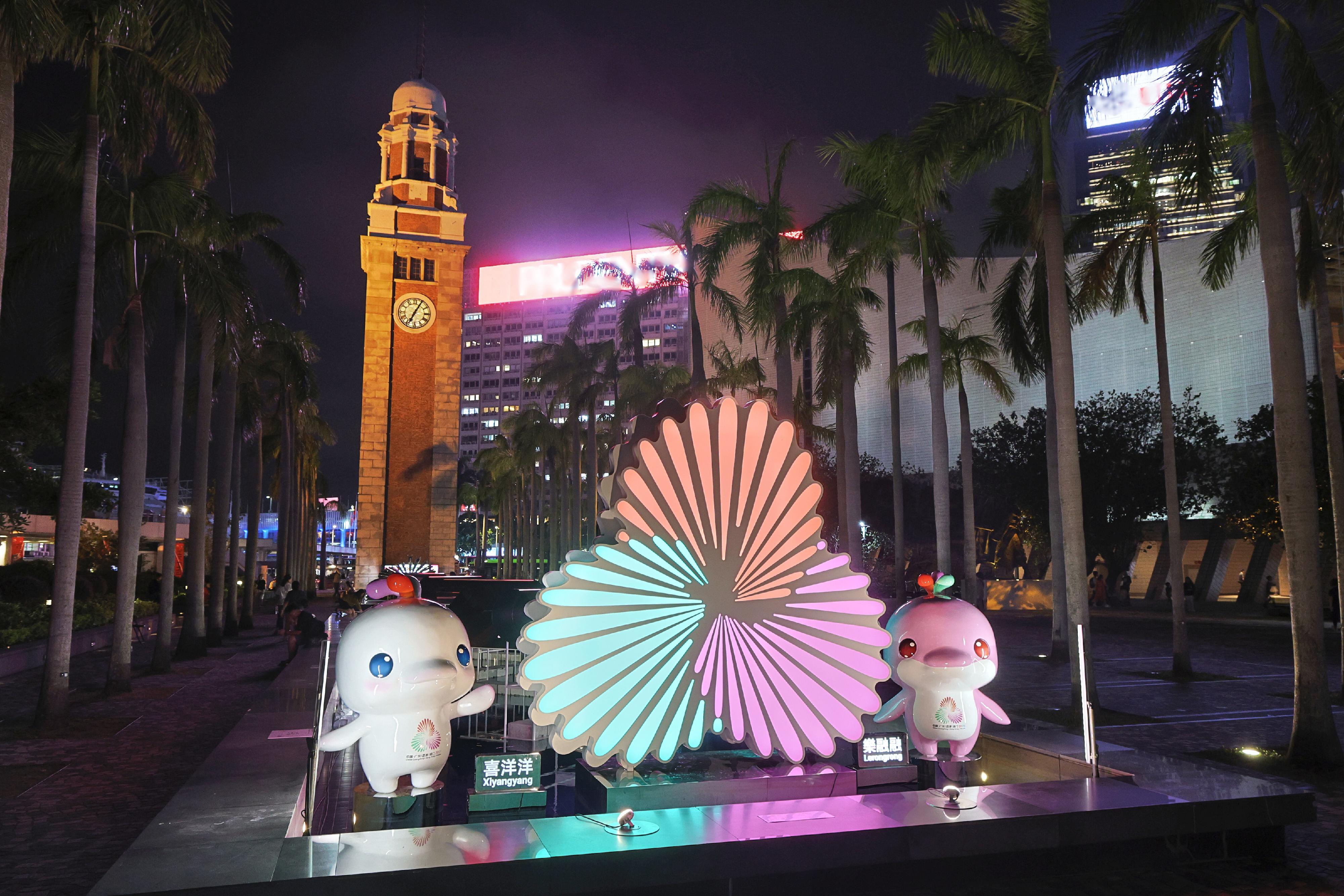 A lighting installation entitled "Flowerworks on the Water" is on display from today (September 26) until October 19 at the Hong Kong Cultural Centre Piazza to celebrate the National Day and the Mid-Autumn Festival. The installation features the emblem and adorable mascots Xiyangyang and Lerongrong of the 15th National Games, the 12th National Games for Persons with Disabilities and the 9th National Special Olympic Games to create an iconic landmark for check-in photos.