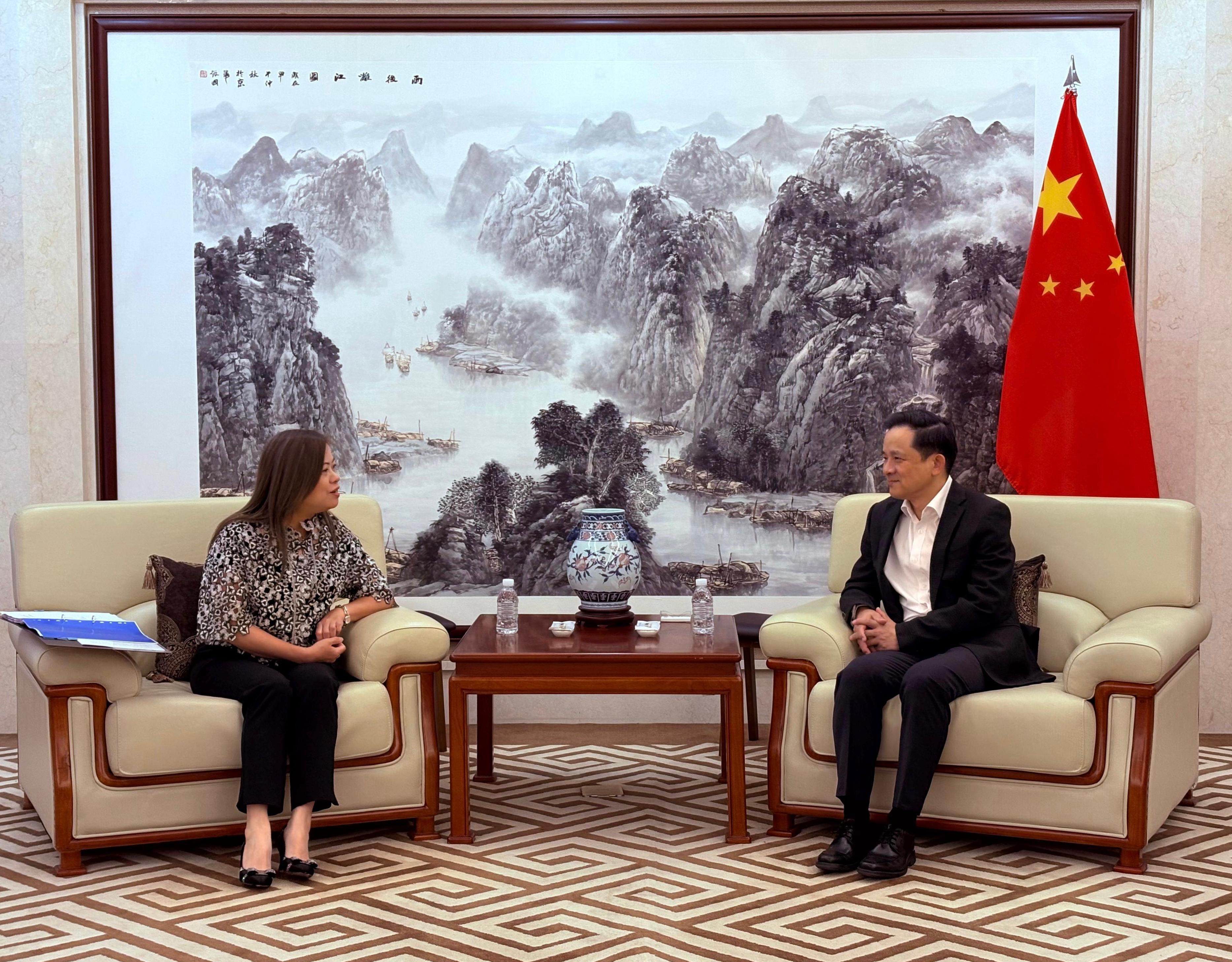 The Secretary for Culture, Sports and Tourism, Miss Rosanna Law (left), today (September 26) paid a courtesy call on the Ambassador Extraordinary and Plenipotentiary of the People’s Republic of China to the Republic of Korea, Mr Dai Bing (right), during her visit to Seoul.