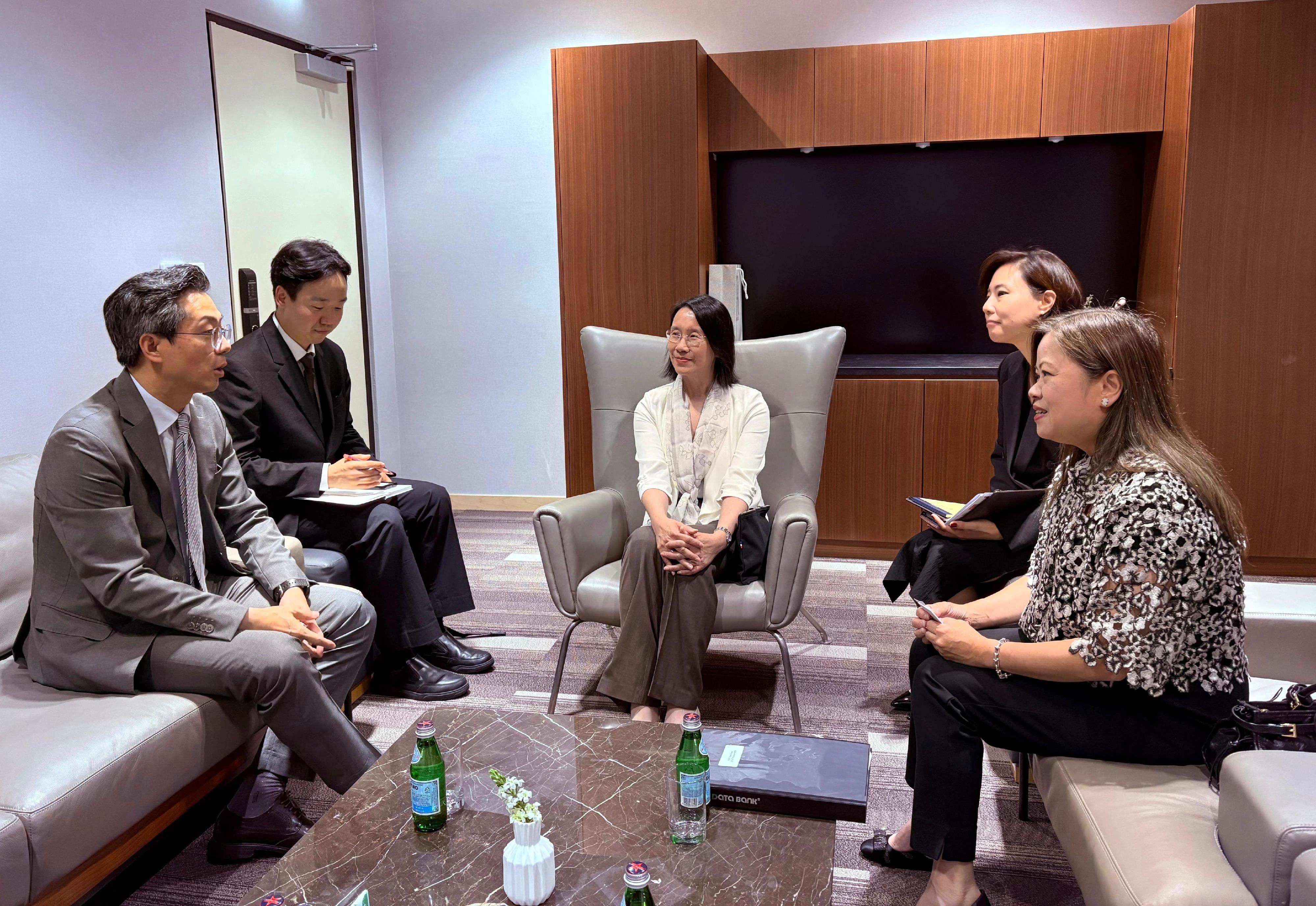 The Secretary for Culture, Sports and Tourism, Miss Rosanna Law (first right), today (September 26) began her visit to Seoul, Republic of Korea and met with the Deputy Minister for Public Communication, Ministry of Culture, Sports and Tourism, Republic of Korea, Mr Yu Byung-chae (first left).