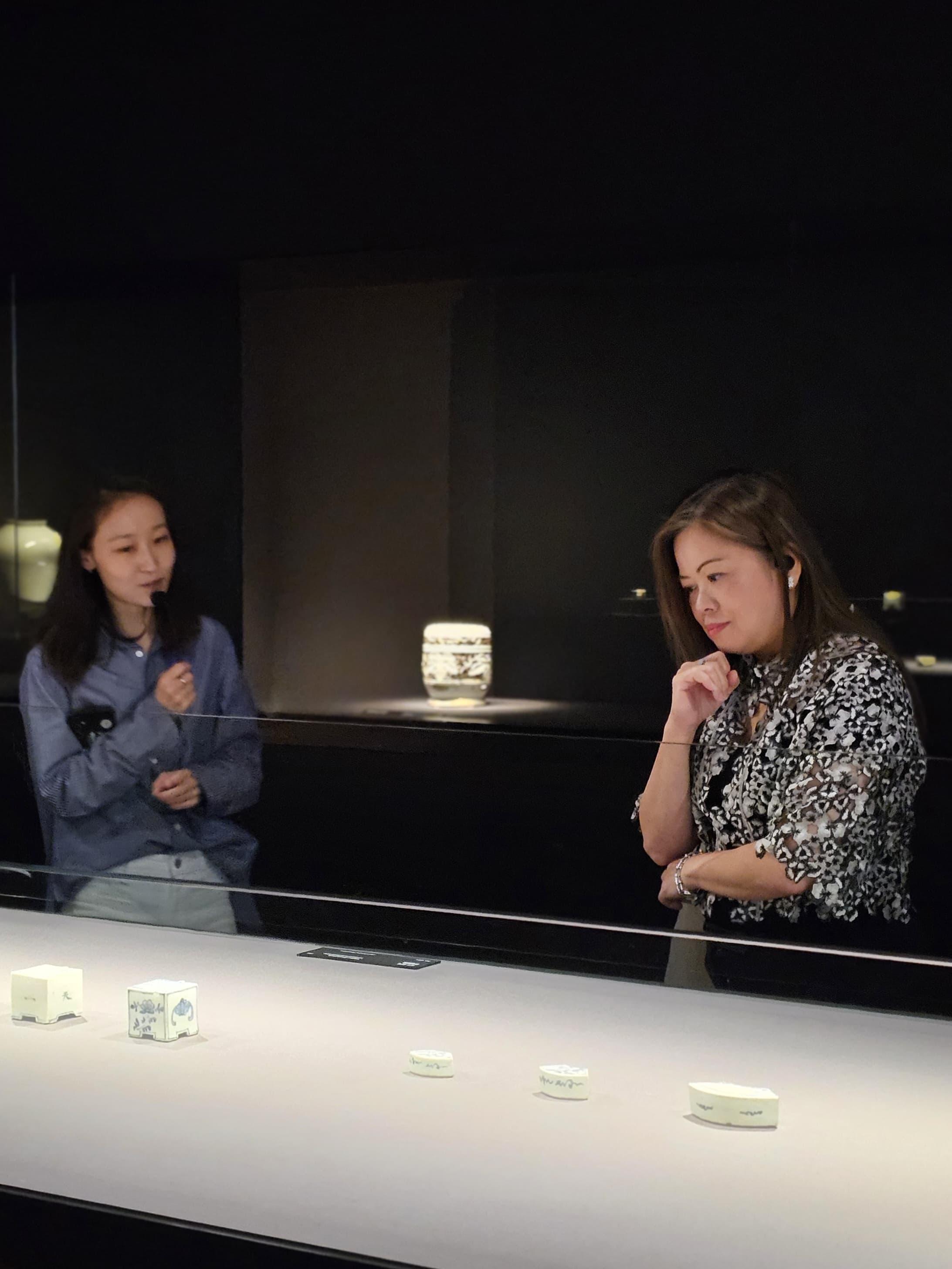 The Secretary for Culture, Sports and Tourism, Miss Rosanna Law (right), today (September 26) visited the Leeum Museum of Art in Seoul, Republic of Korea. Photo shows Miss Law appreciating the collection in the museum.