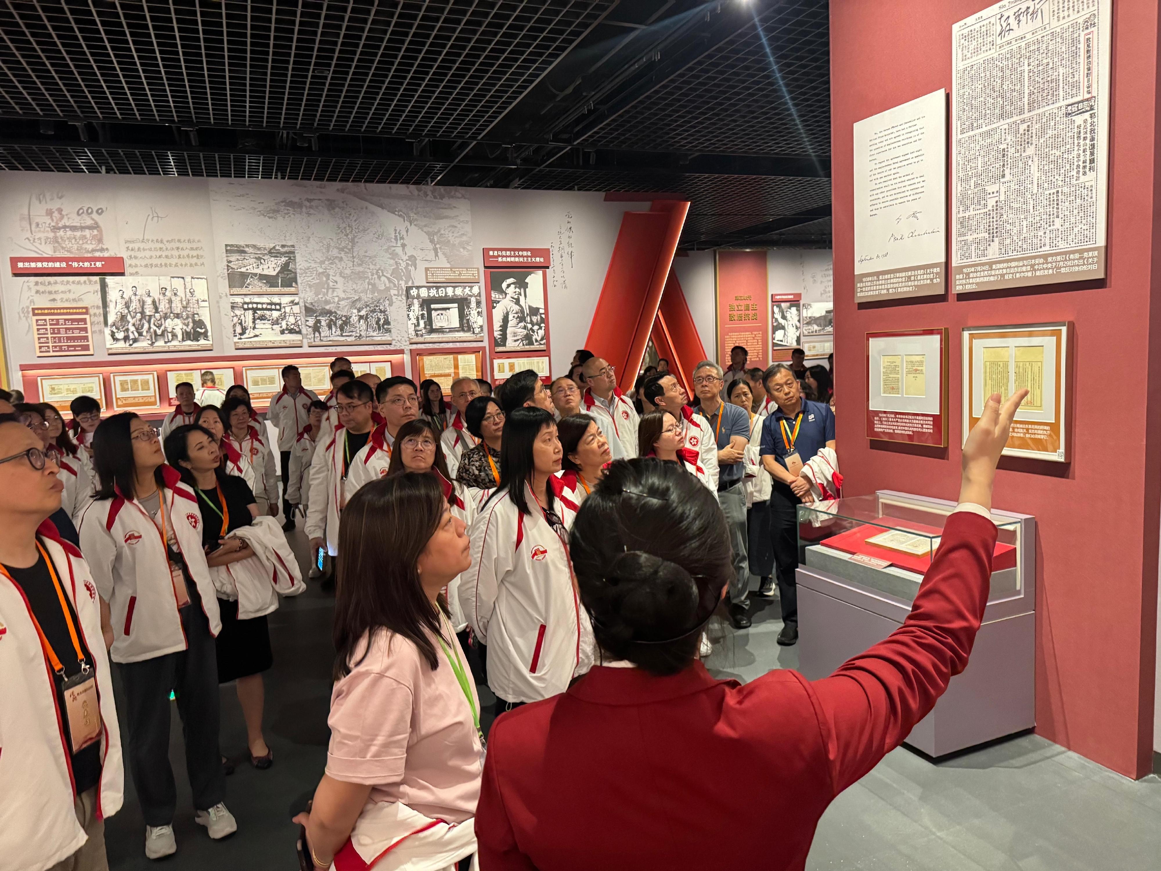 教育局常任秘書長陳穎韶九月二十二日率領第十七屆香港教育界國慶訪京暨專業交流團展開內地訪問。圖示陳穎韶（前排左二）與交流團成員九月二十四日在北京參訪中國共產黨歷史展覽館。