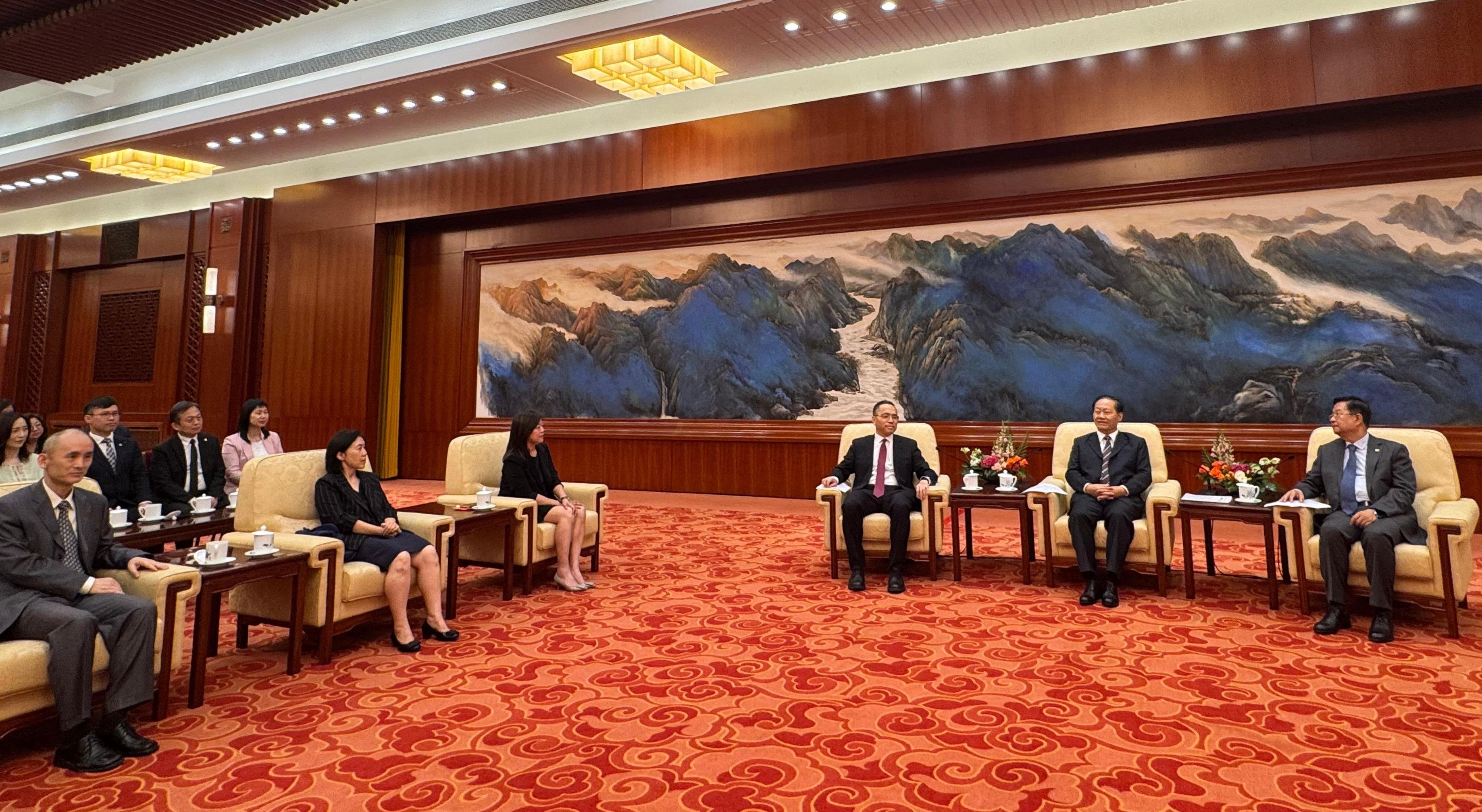 教育局常任秘書長陳穎韶（左三）今日（九月二十六日）率領第十七屆香港教育界國慶訪京暨專業交流團，在北京人民大會堂與第十四屆全國人大常委會副委員長彭清華（右二）會面。  
