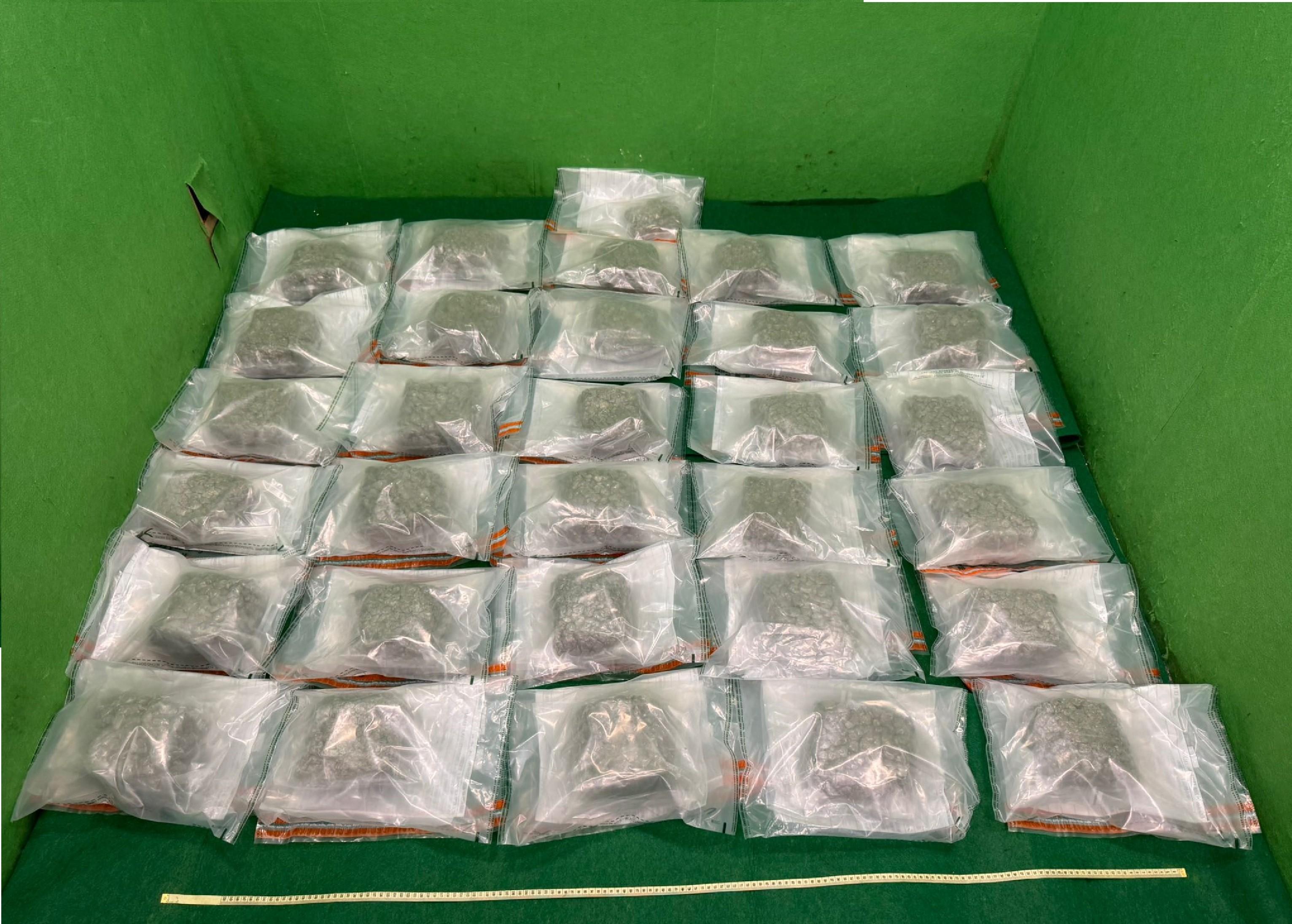 Hong Kong Customs yesterday (September 25) detected a drug trafficking case involving baggage concealment at Hong Kong International Airport and seized about 15 kilograms of suspected cannabis buds with an estimated market value of about $3.3 million. Photo shows the suspected cannabis buds seized.