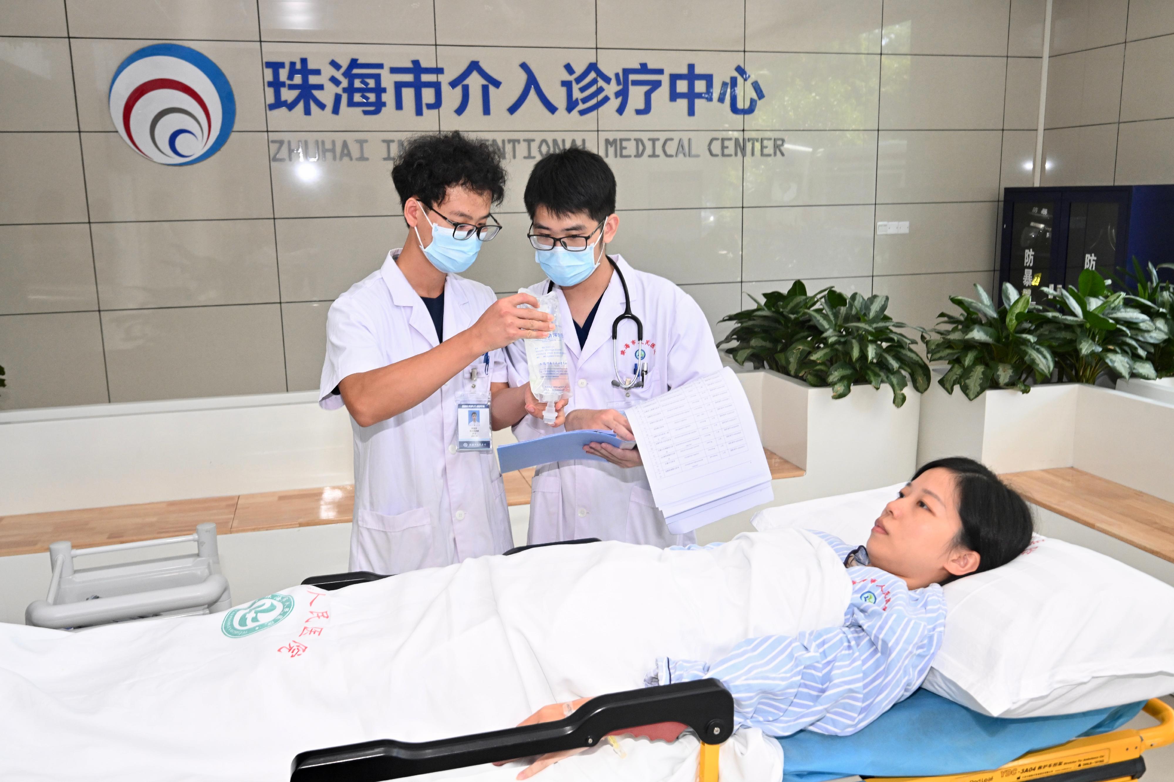 香港特別行政區政府今日（九月二十六日）聯同珠海市人民政府進行「大灣區跨境直通救護車試行計劃」演練。圖示珠海市人民醫院的醫護人員模擬運送病人離開醫院，前往香港瑪嘉烈醫院。
