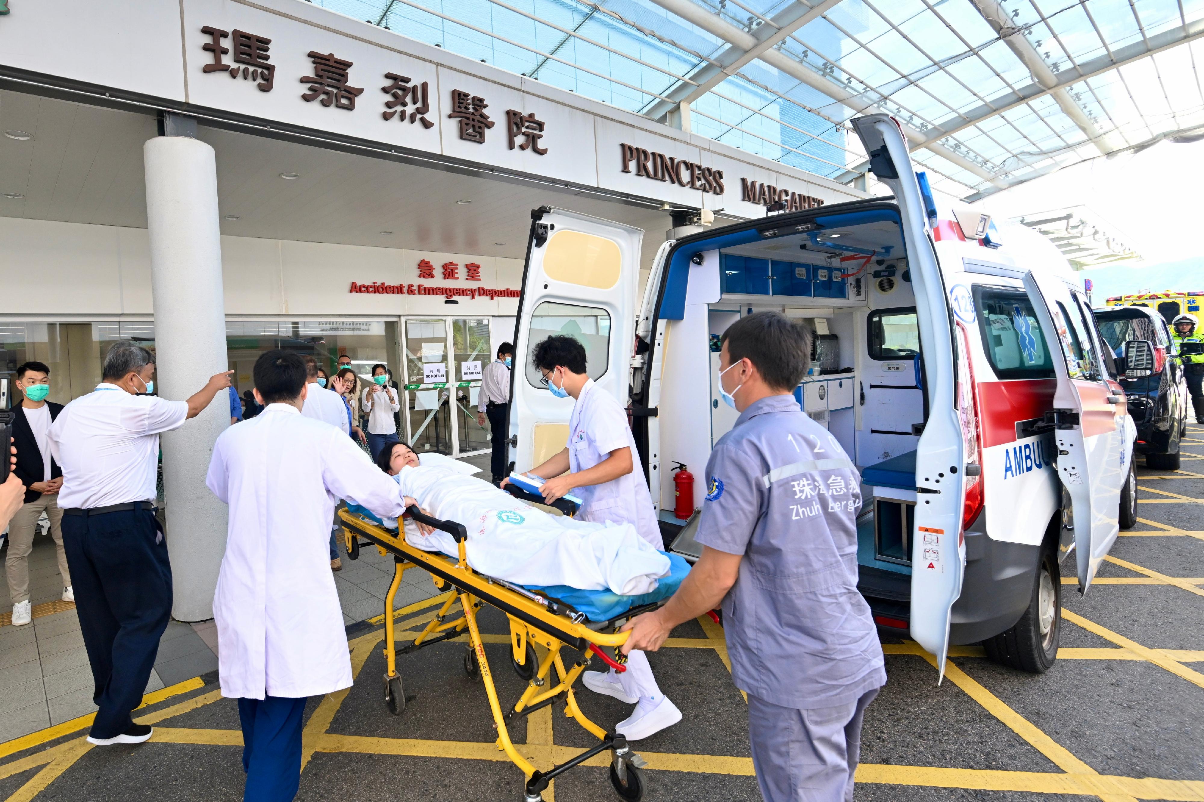 香港特別行政區政府今日（九月二十六日）聯同珠海市人民政府進行「大灣區跨境直通救護車試行計劃」演練。圖為演練中模擬載送病人的珠海跨境救護車抵達瑪嘉烈醫院的情況。

