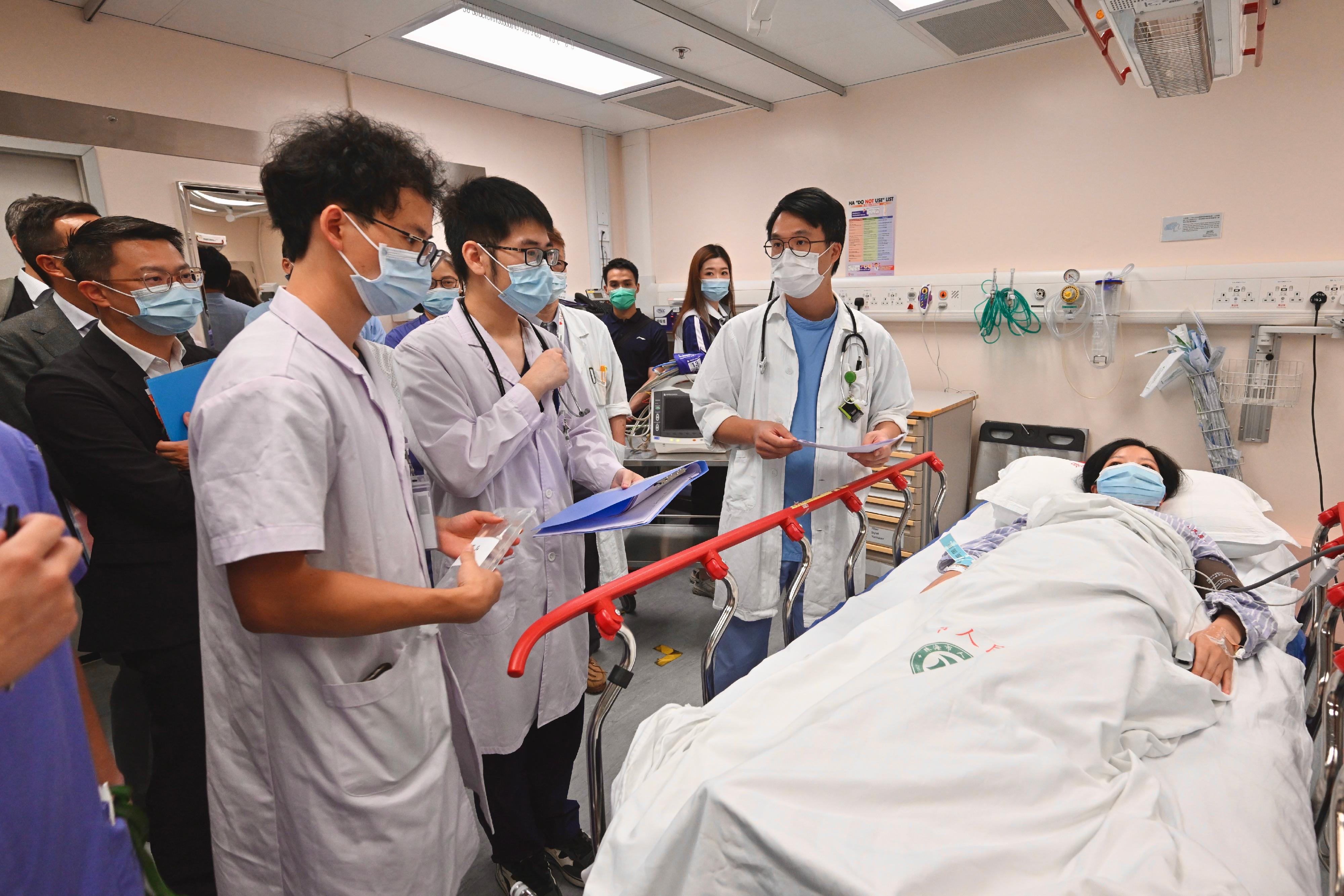 香港特別行政區政府今日（九月二十六日）聯同珠海市人民政府進行「大灣區跨境直通救護車試行計劃」演練。圖示演練人員在瑪嘉烈醫院病房模擬為病人作檢查。
