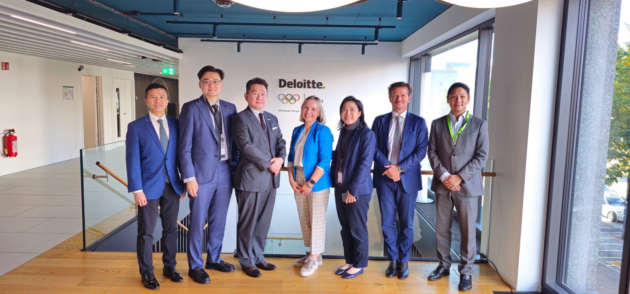 The Global Head of Family Office at Invest Hong Kong, Mr Jason Fong, yesterday (September 25) concluded a European mission spanning London, Zurich, Geneva and Milan, where he led a delegation to highlight Hong Kong's strengths as a leading global family office hub. Photo shows Mr Fong (third left) exchanging views with the Founder and Chief Executive Officer of Strela Capital GmbH, Ms Ekaterina Tattersall (centre). One of the members of the Hong Kong delegation to Europe, the Managing Director and Chief Executive Officer of Wings Securities Limited, Mr Cliff Ip (first left), also attended this exchange.