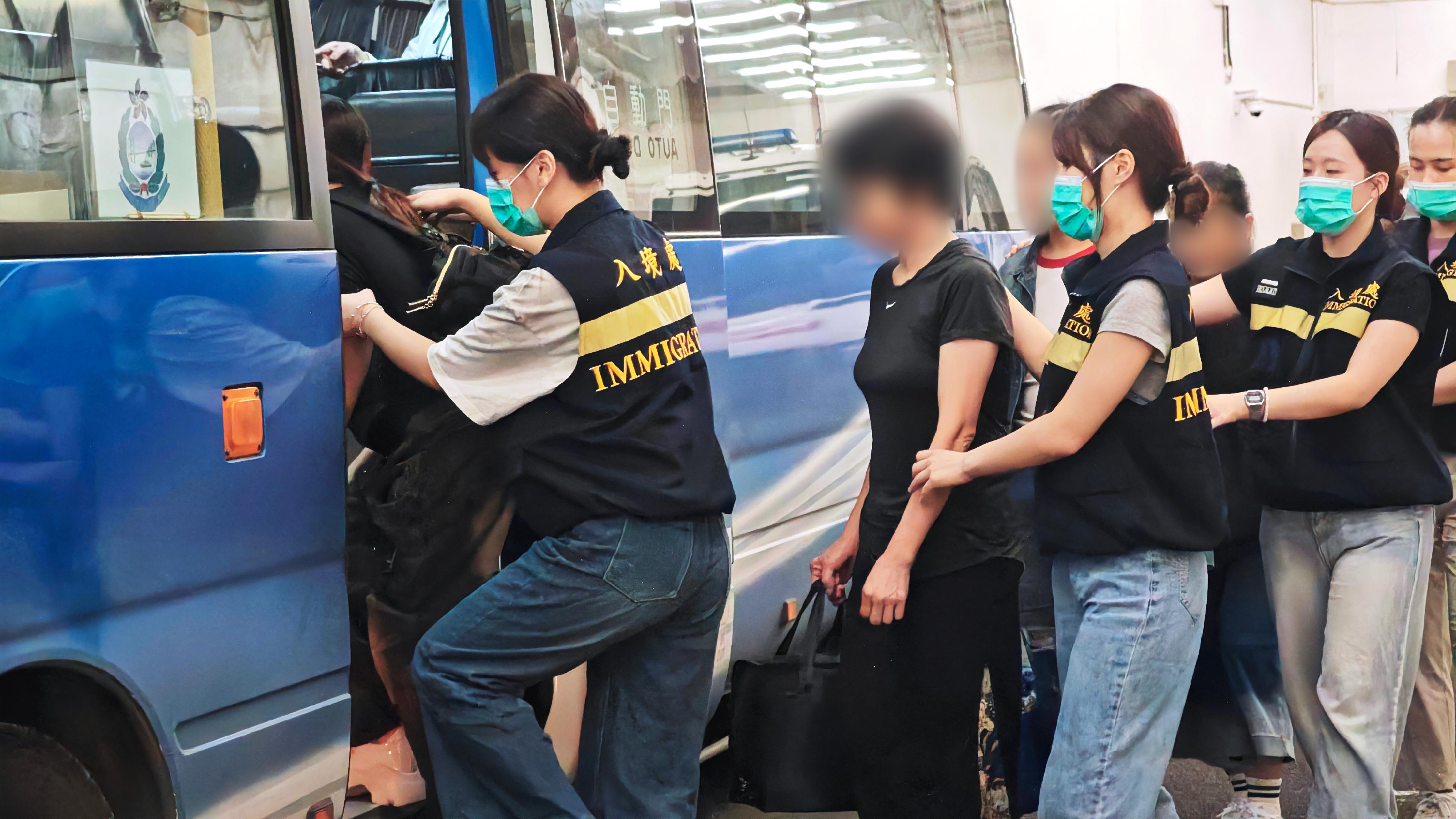 The Immigration Department (ImmD) carried out a repatriation operation today (September 26). A total of 31 Vietnamese illegal immigrants were repatriated to Vietnam. Photo shows removees being escorted by ImmD officers to proceed from the detention place to the airport.