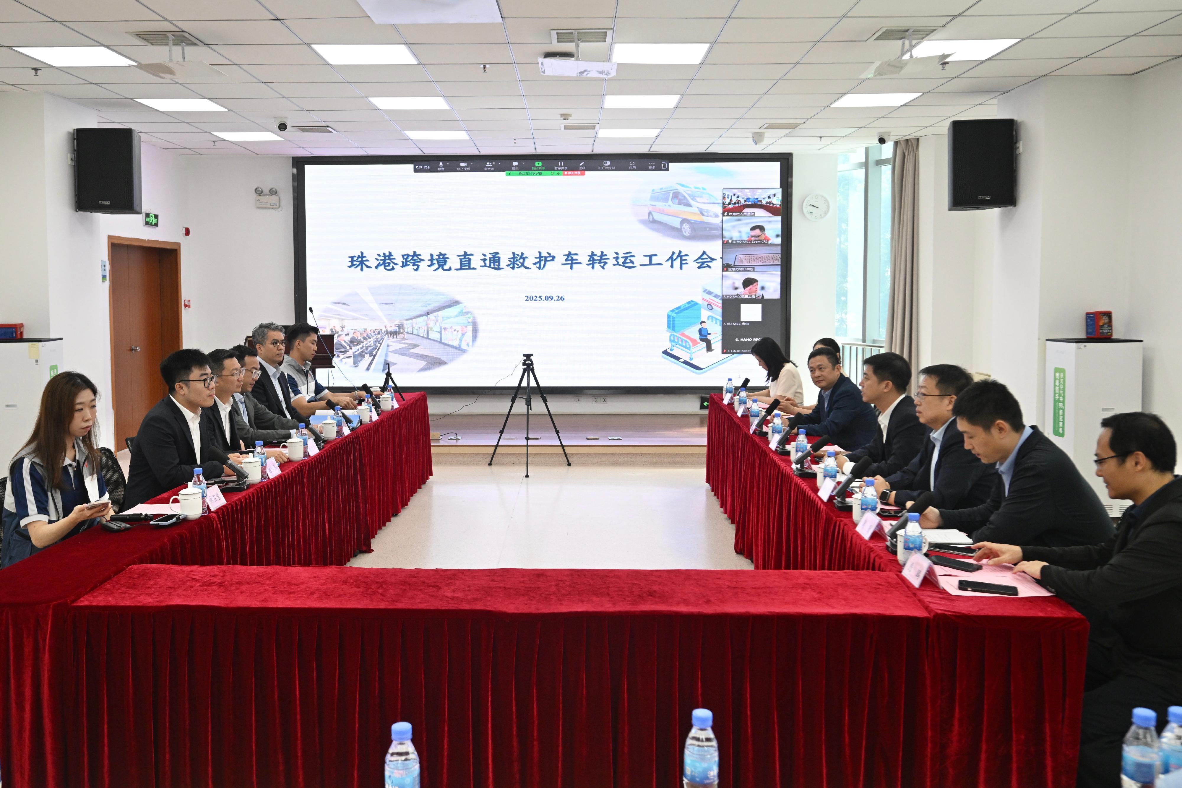 The Hong Kong Special Administrative Region (HKSAR) Government, in collaboration with the People's Government of Zhuhai Municipality, conducted a drill for the Pilot Scheme for Direct Cross-boundary Ambulance Transfer in the Greater Bay Area today (September 26). Photo shows Acting Deputy Secretary for Health Mr Gordon Chong (fourth left), the Senior Advisor (Secretary for Health's Office), Dr Joe Fan (third left), and other government personnel of the HKSAR and the Zhuhai Municipality having a meeting in Zhuhai People's Hospital to reconfirm the overall arrangements before the drill starts.