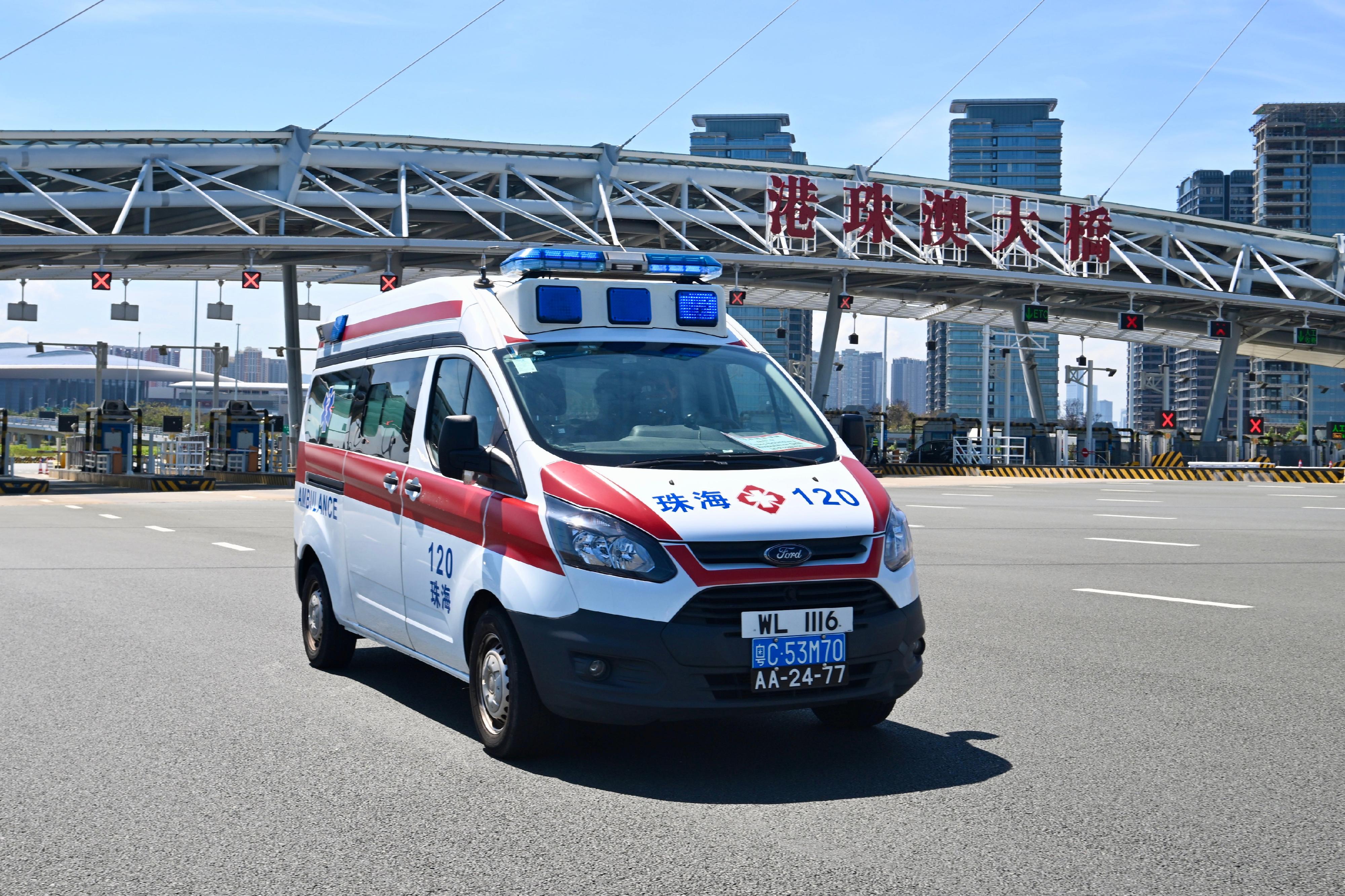 The Hong Kong Special Administrative Region Government, in collaboration with the People's Government of Zhuhai Municipality, conducted a drill for the Pilot Scheme for Direct Cross-boundary Ambulance Transfer in the Greater Bay Area today (September 26). Photo shows the Zhuhai cross-boundary ambulance used for the drill heading to Princess Margaret Hospital via the Hong Kong-Zhuhai-Macao Bridge.

