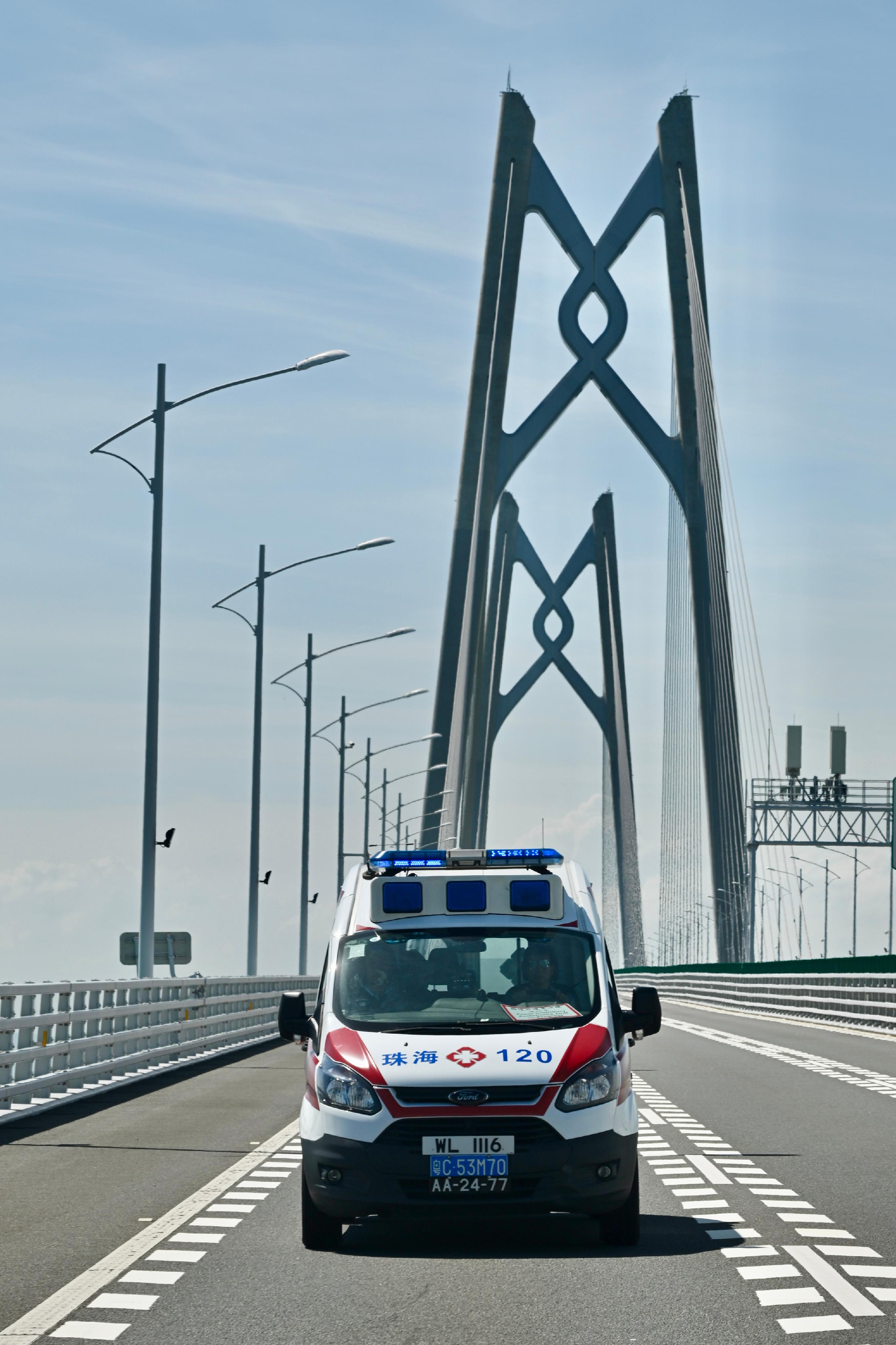 The Hong Kong Special Administrative Region Government, in collaboration with the People's Government of Zhuhai Municipality, conducted a drill for the Pilot Scheme for Direct Cross-boundary Ambulance Transfer in the Greater Bay Area today (September 26). Photo shows the Zhuhai cross-boundary ambulance used for the drill heading to Princess Margaret Hospital via the Hong Kong-Zhuhai-Macao Bridge.
