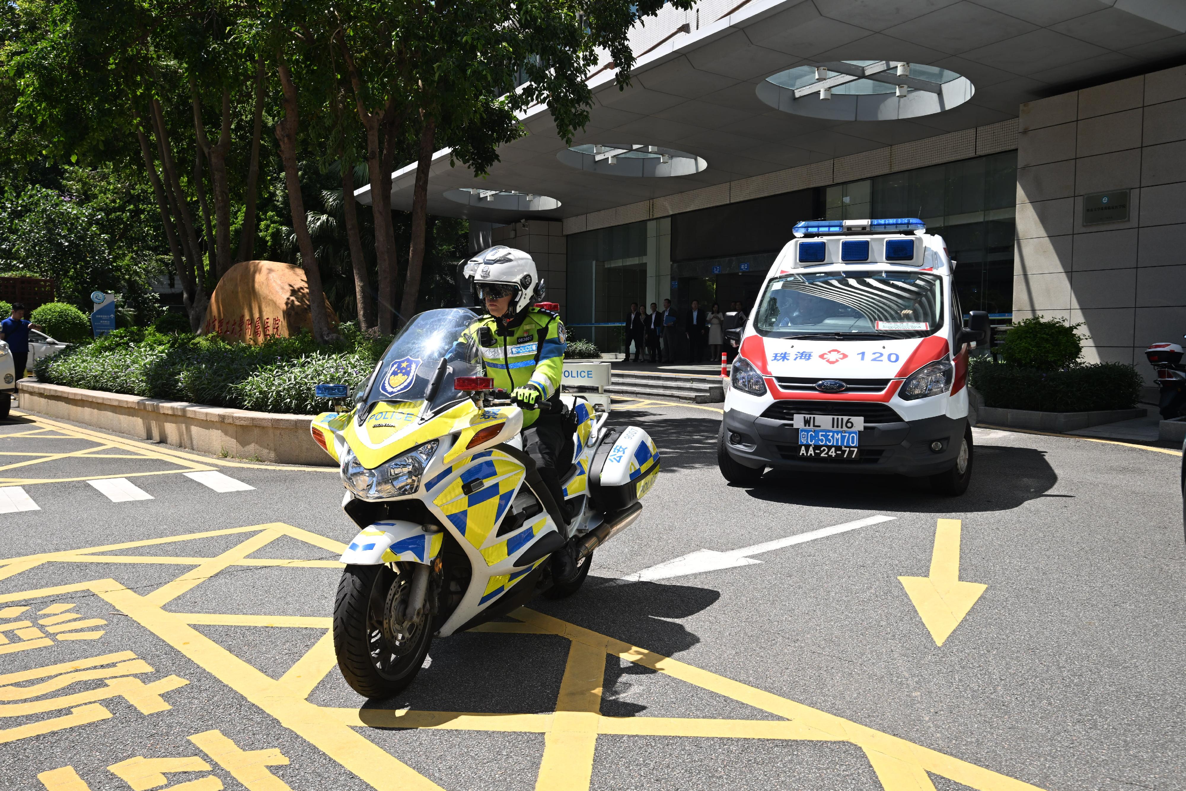 The Hong Kong Special Administrative Region Government, in collaboration with the People's Government of Zhuhai Municipality, conducted a drill for the Pilot Scheme for Direct Cross-boundary Ambulance Transfer in the Greater Bay Area today (September 26). Photo shows the Zhuhai cross-boundary ambulance used for the drill departing from Zhuhai People's Hospital.
