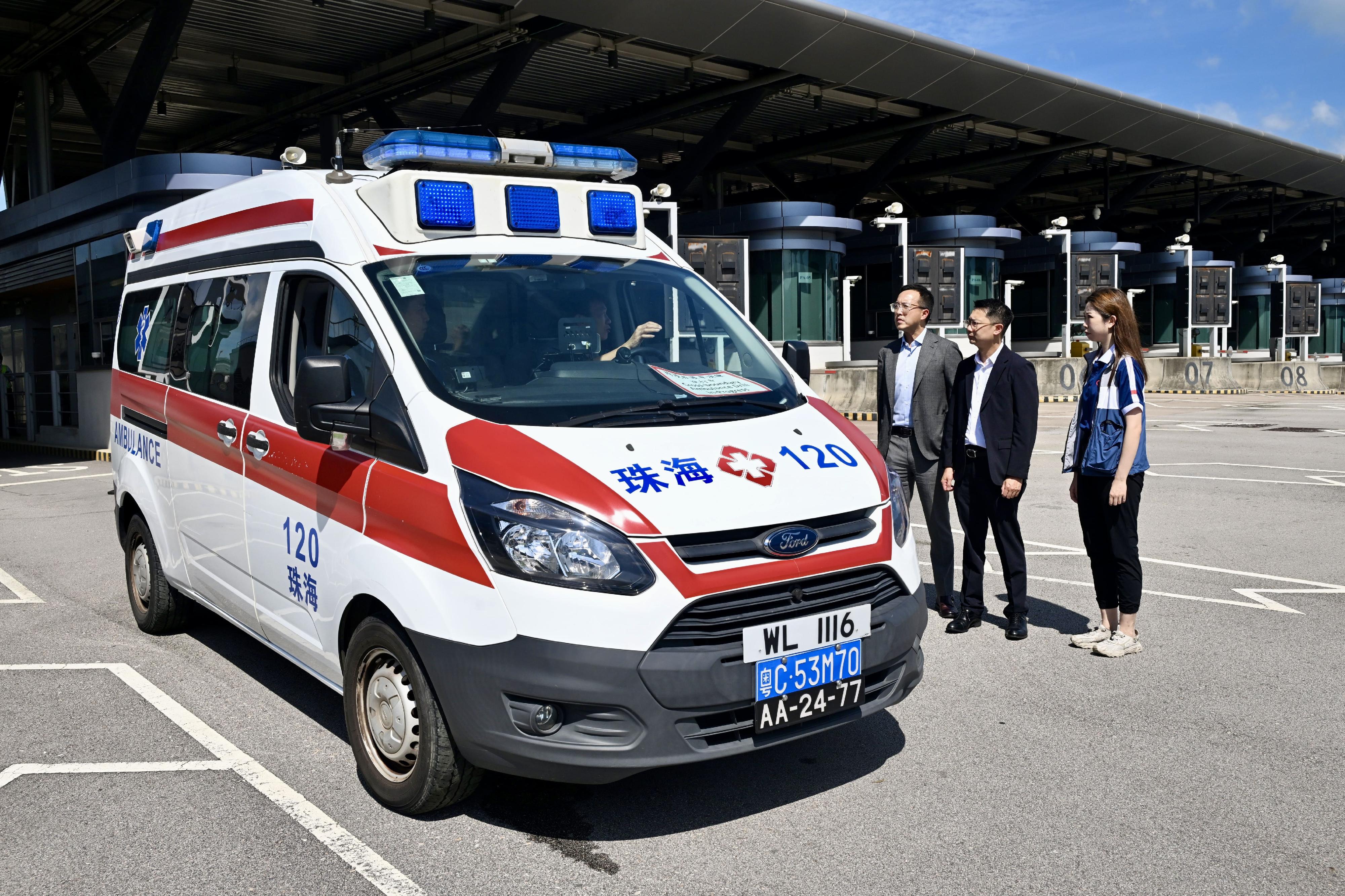 The Hong Kong Special Administrative Region Government, in collaboration with the People's Government of Zhuhai Municipality, conducted a drill for the Pilot Scheme for Direct Cross-boundary Ambulance Transfer in the Greater Bay Area today (September 26). Photo shows Acting Deputy Secretary for Health Mr Gordon Chong (left), the Senior Advisor (Secretary for Health's Office), Dr Joe Fan (centre), and an official of the Hospital Authority inspecting the progress of the drill at the Hong Kong Port of the Hong Kong-Zhuhai-Macao Bridge.
