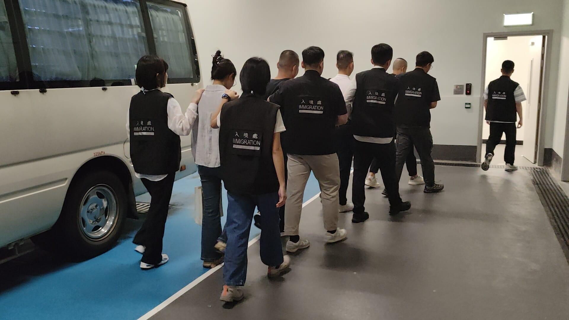 入境事務處自九月十九日起在全港多區展開反非法勞工行動，包括聯同香港警務處執行的「冠軍行動」。圖示懷疑非法勞工在行動中被捕。