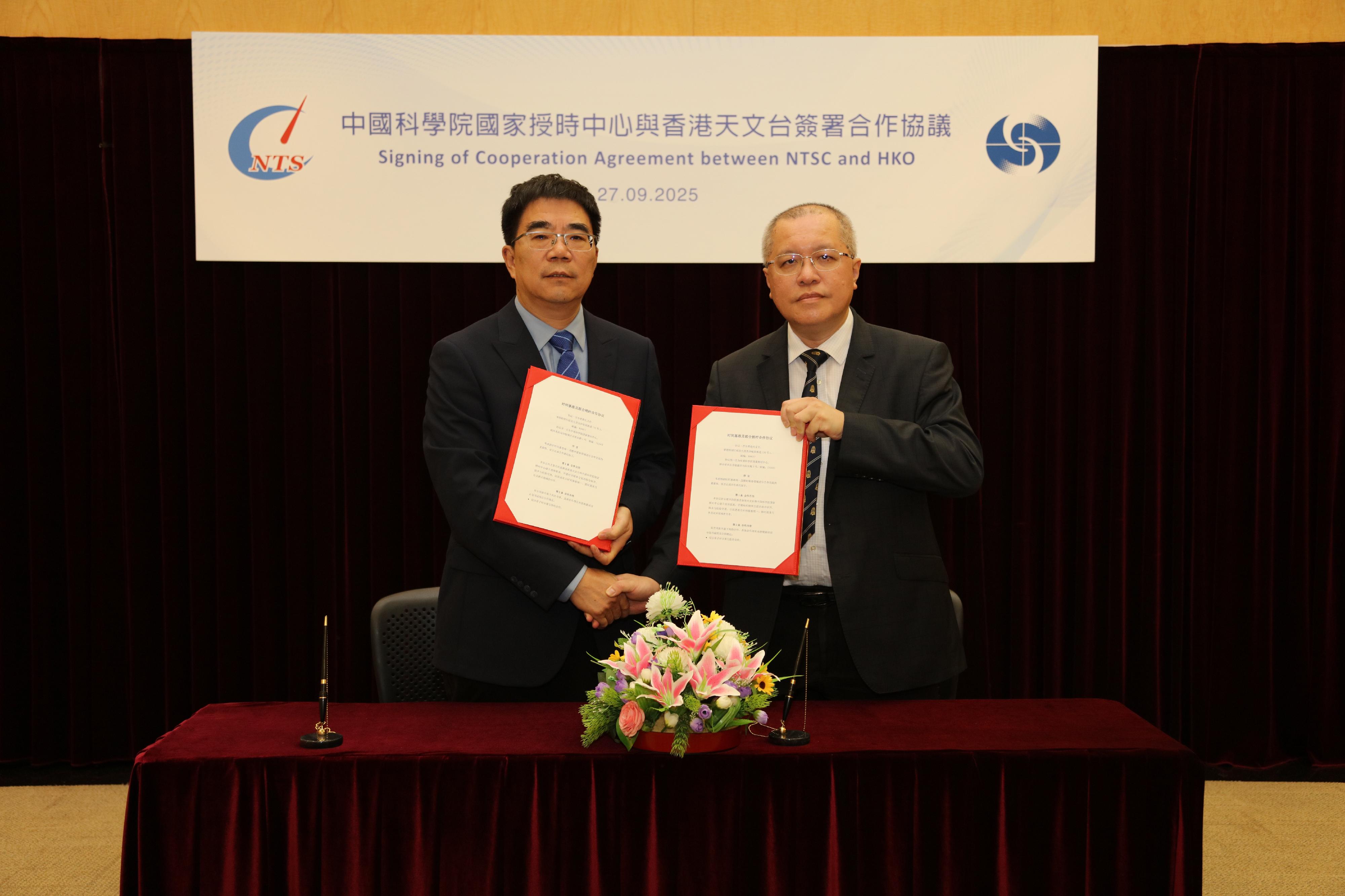The Director of the Hong Kong Observatory, Dr Chan Pak-wai (right), and the Director of the National Time Service Center of the Chinese Academy of Sciences, Dr Zhang Shougang (left), signed a co-operation agreement on time measurement and service today (September 27).