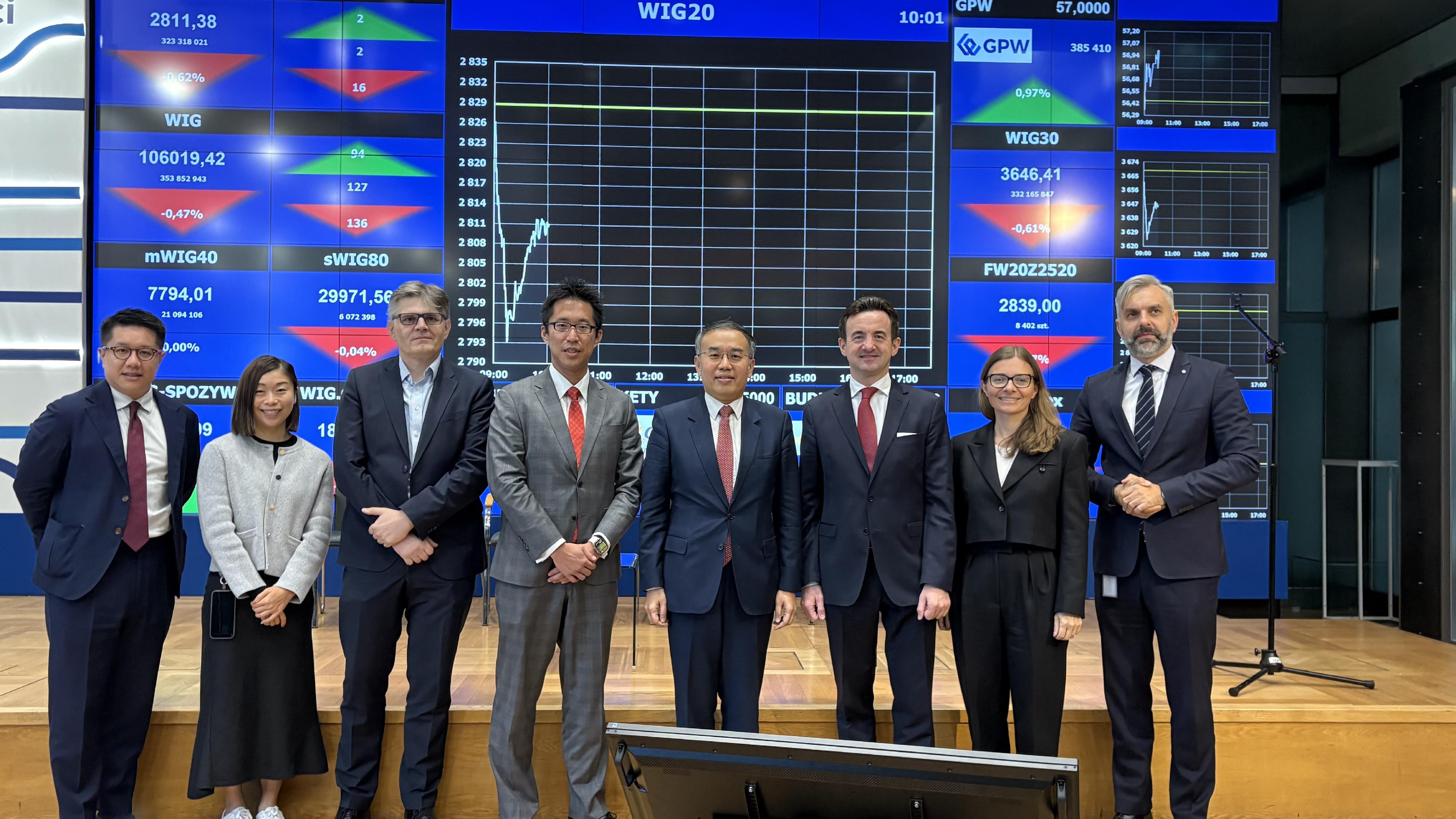 財經事務及庫務局局長許正宇(右四)九月二十五日(華沙時間)在波蘭華沙參觀華沙證券交易所時與其行政總裁Tomasz Bardziłowski(右三)及管理層合照。旁為香港駐柏林經濟貿易辦事處處長黃文忠(左四)。