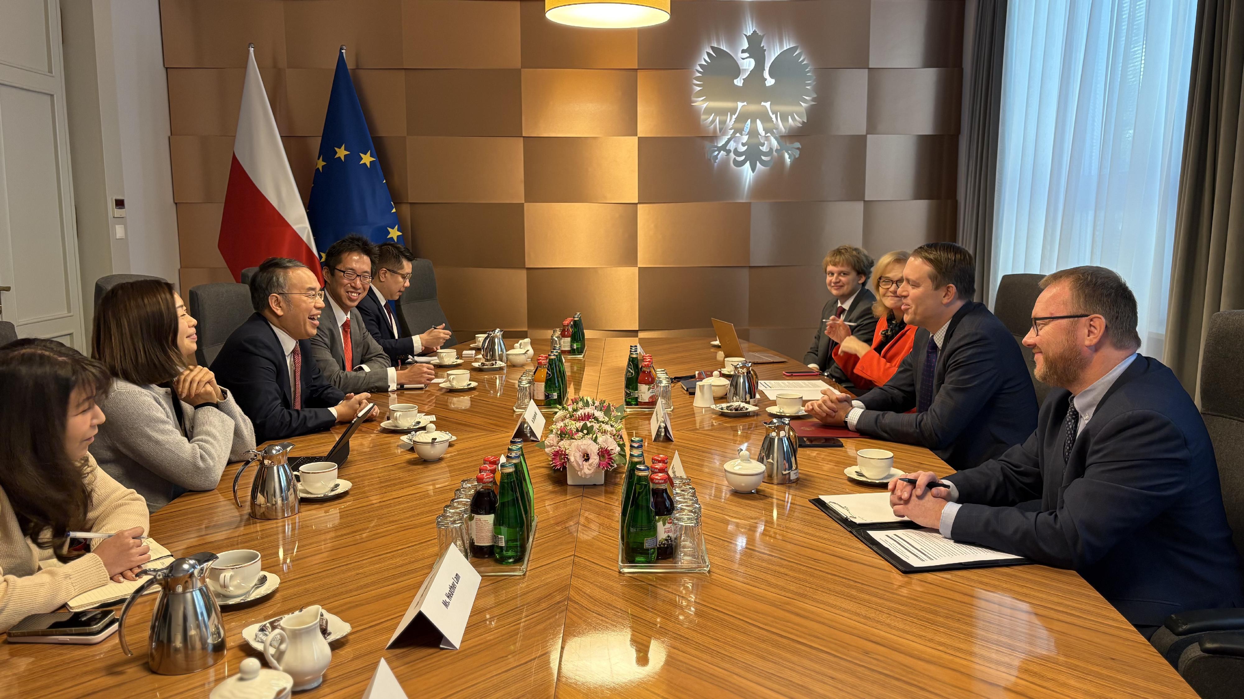 財經事務及庫務局局長許正宇(左三)九月二十五日(華沙時間)在波蘭華沙與波蘭經濟發展及科技部副部長Michał Baranowski(右二)會面。