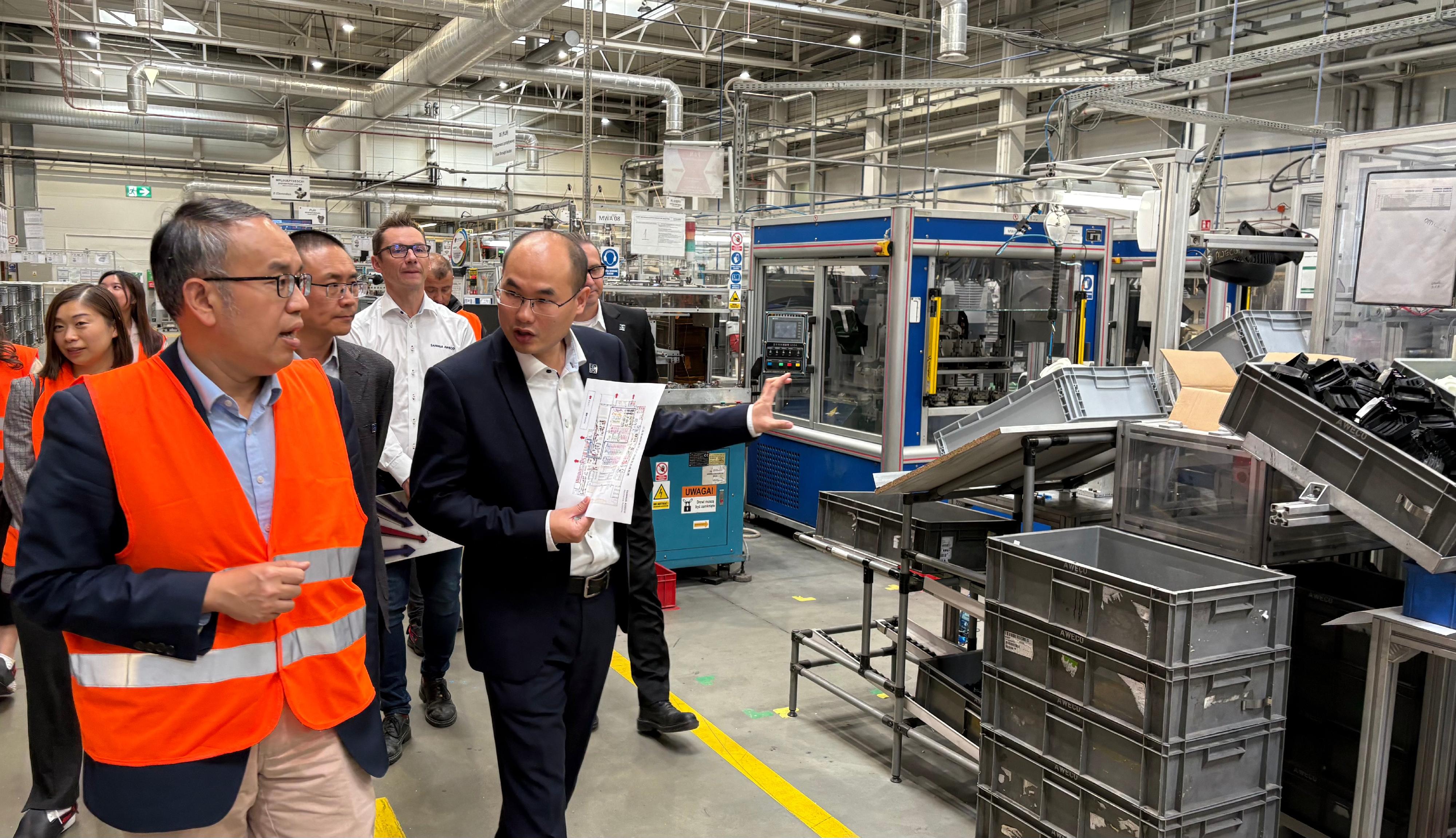財經事務及庫務局局長許正宇(左一)九月二十六日(蒂黑時間)在波蘭蒂黑到訪三花亞威科波蘭電器設備有限公司,並在三花亞威科歐洲行政總裁劉世峰(右一)講解下參觀廠房。