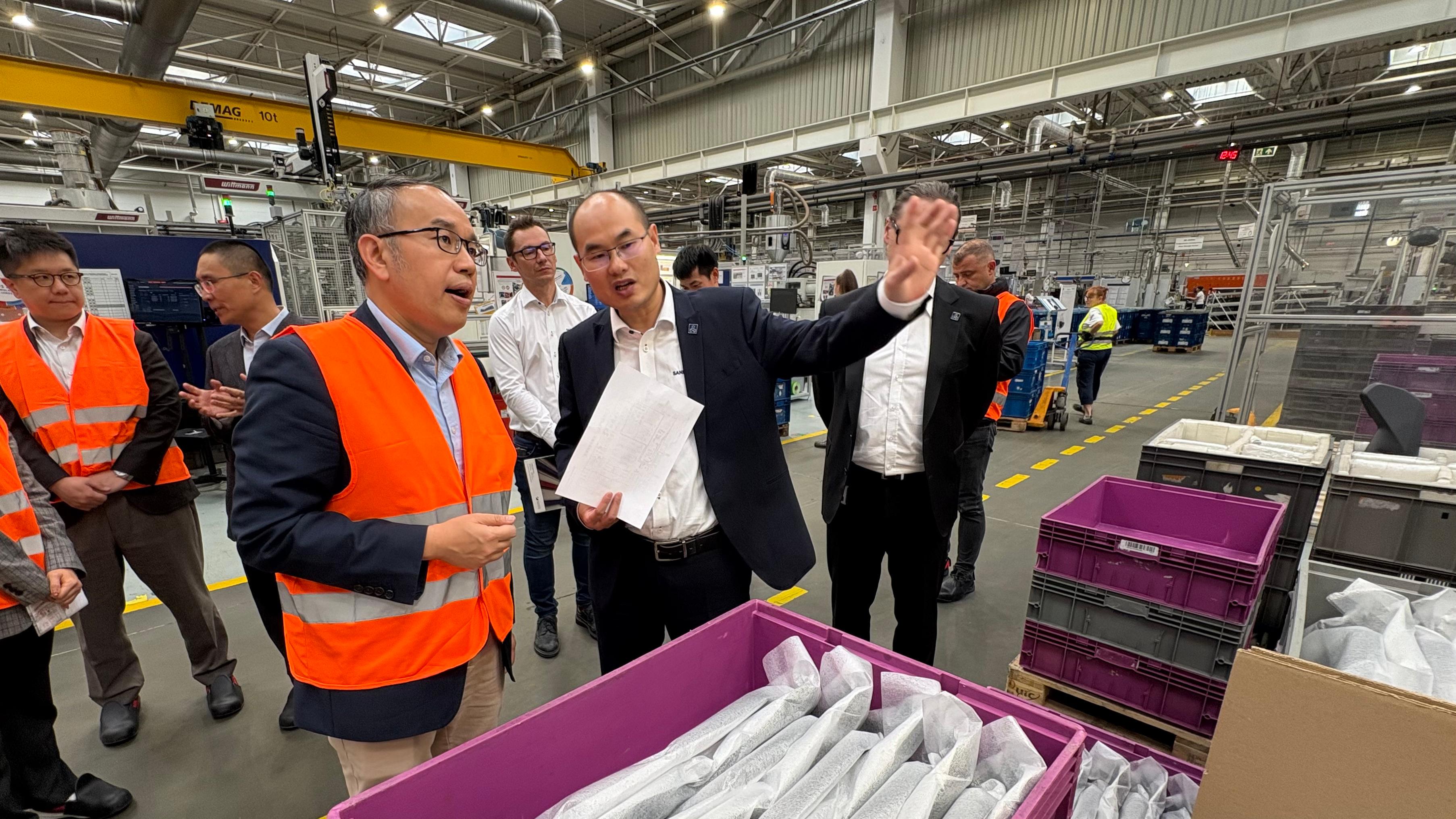 財經事務及庫務局局長許正宇(左三)九月二十六日(蒂黑時間)在波蘭蒂黑參觀三花亞威科波蘭電器設備有限公司的廠房。圖示三花亞威科歐洲行政總裁劉世峰(右二)為他講解廠房運作。
