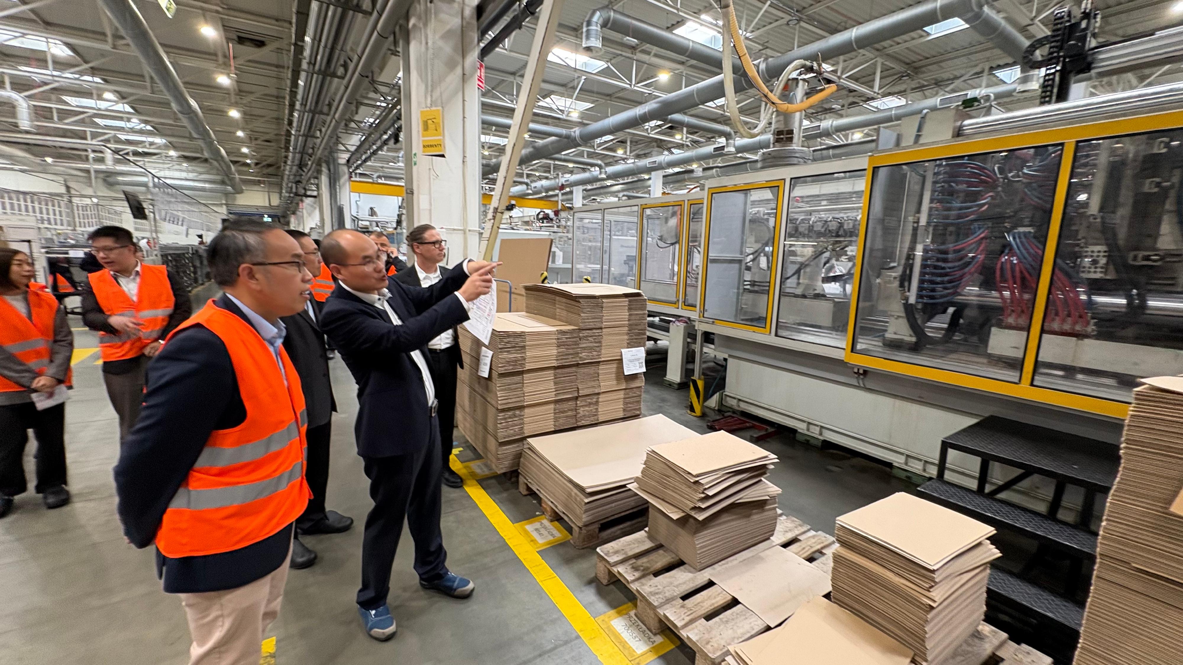 財經事務及庫務局局長許正宇(左三)九月二十六日(蒂黑時間)在波蘭蒂黑參觀三花亞威科波蘭電器設備有限公司的廠房。圖示三花亞威科歐洲行政總裁劉世峰(右二)為他講解廠房運作。