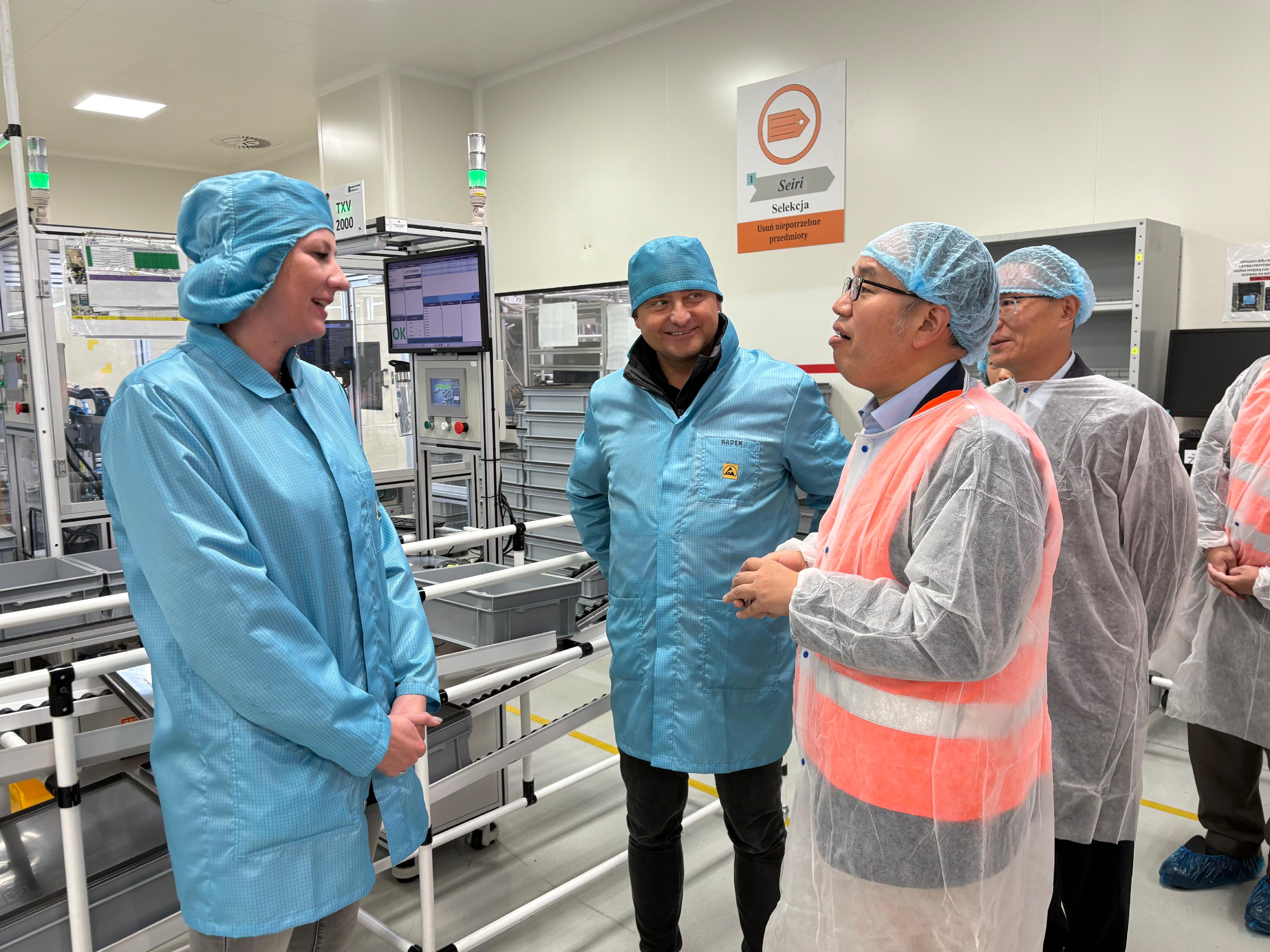 財經事務及庫務局局長許正宇九月二十六日(蒂黑時間)在波蘭蒂黑到訪三花亞威科波蘭電器設備有限公司。圖示許正宇(右二)參觀廠房的無塵室時與員工交談。