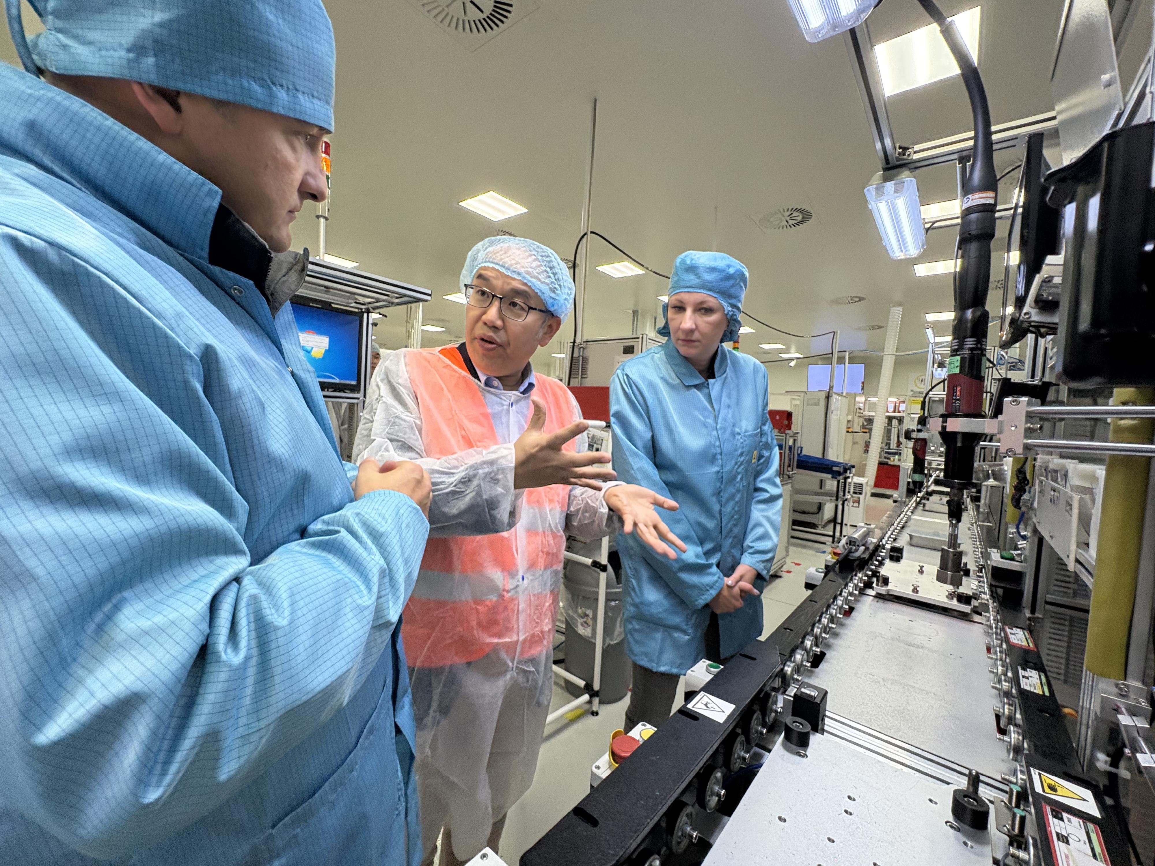 財經事務及庫務局局長許正宇九月二十六日(蒂黑時間)在波蘭蒂黑到訪三花亞威科波蘭電器設備有限公司。圖示許正宇(中)參觀廠房的無塵室時與員工交談。