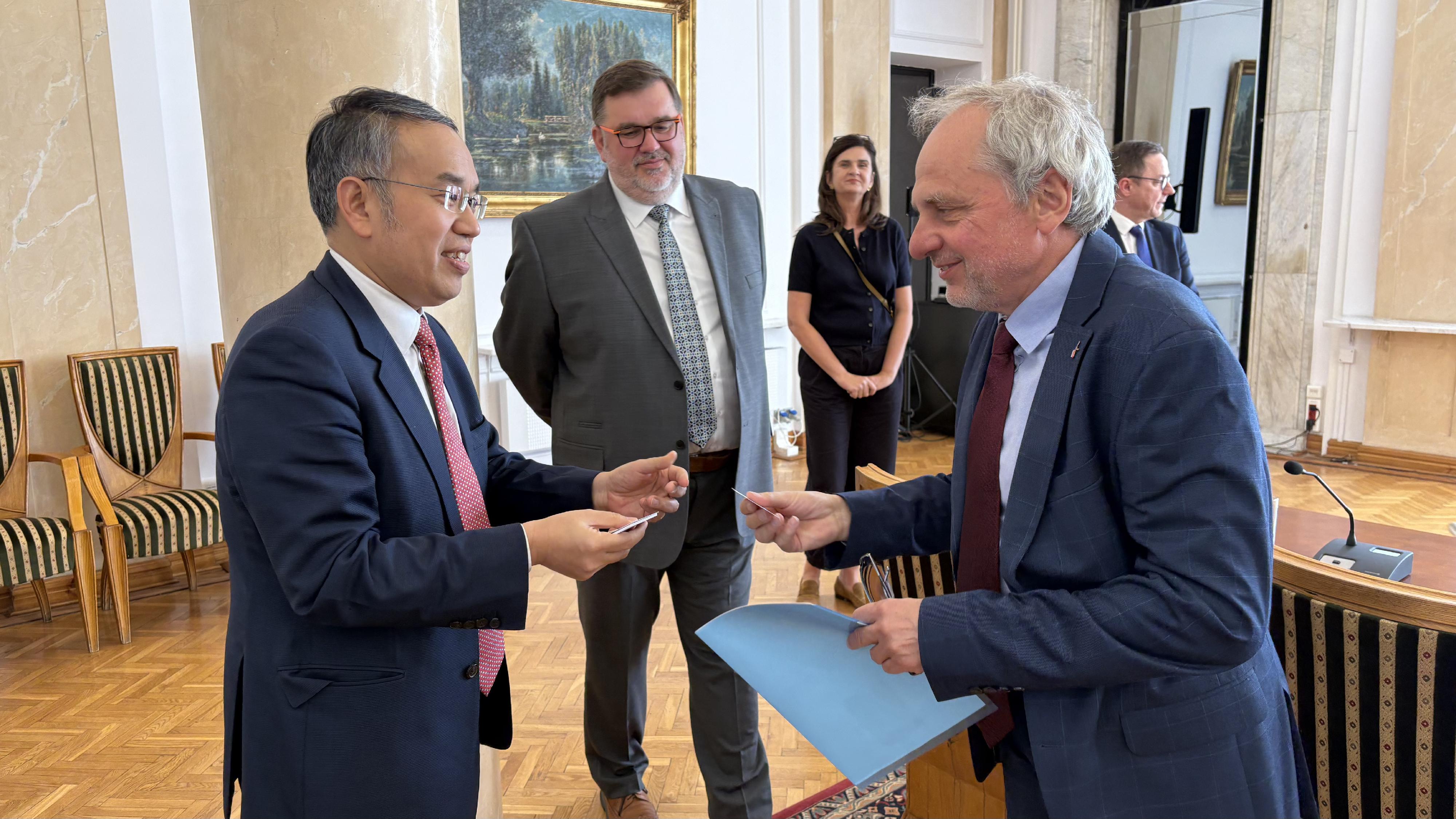 The Secretary for Financial Services and the Treasury, Mr Christopher Hui (left), met with the Undersecretary of State in the Ministry of Finance (MoF) of Poland, Mr Jarosław Neneman (right), in Warsaw, Poland, on September 25 (Warsaw time) to discuss the early commencement of negotiations on a Comprehensive Avoidance of Double Taxation Agreement between Hong Kong and Poland and the removal of Hong Kong from Poland's tax blacklist. Looking on is the Director of the International Tax Policy Department in the MoF, Mr Cezary Krysiak (centre).