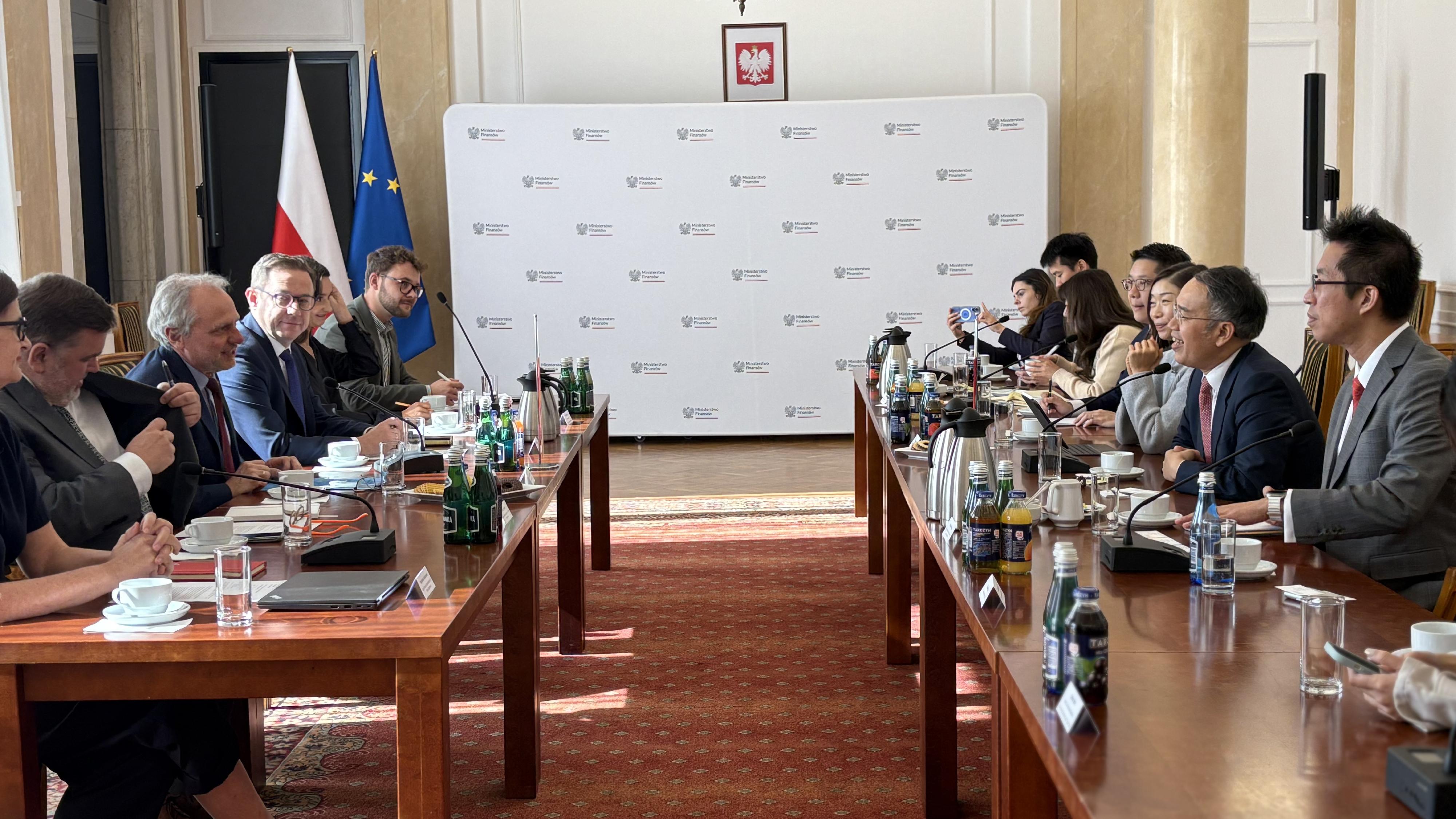 The Secretary for Financial Services and the Treasury, Mr Christopher Hui (second right), met with the Undersecretary of State in the Ministry of Finance (MoF) of Poland, Mr Jarosław Neneman (third left), in Warsaw, Poland, on September 25 (Warsaw time) to discuss the early commencement of negotiations on a Comprehensive Avoidance of Double Taxation Agreement between Hong Kong and Poland and the removal of Hong Kong from Poland's tax blacklist. Also at the meeting were the Director of the International Cooperation Department in the MoF, Mr Pawel Siwek (fourth left), and the Director of the Hong Kong Economic and Trade Office in Berlin, Mr Indiana Wong (first right).