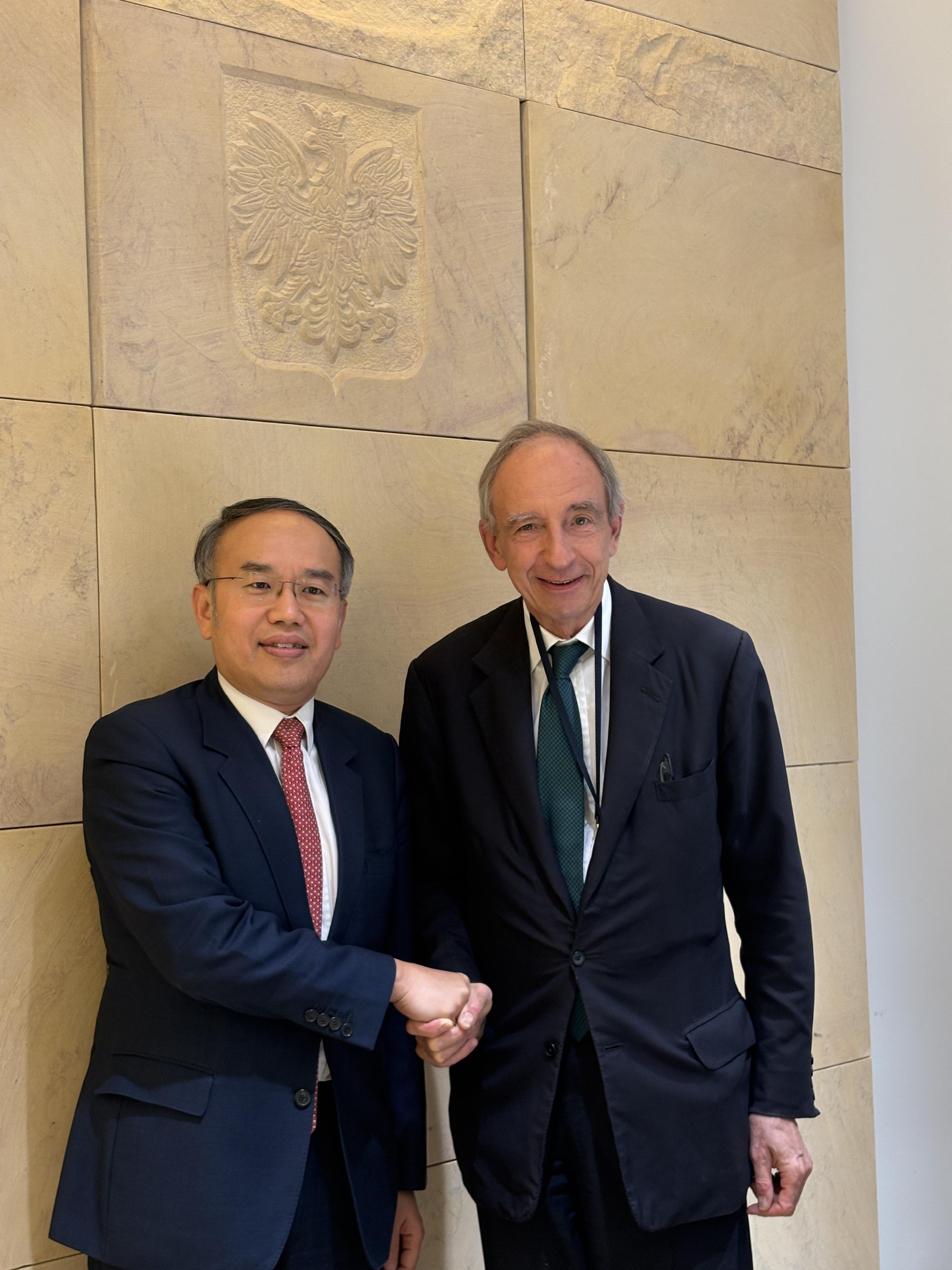 The Secretary for Financial Services and the Treasury, Mr Christopher Hui (left), meets with the Undersecretary of State in the Ministry of Foreign Affairs of Poland, Mr Wojciech Zajączkowski (right), in Warsaw, Poland, on September 25 (Warsaw time).



