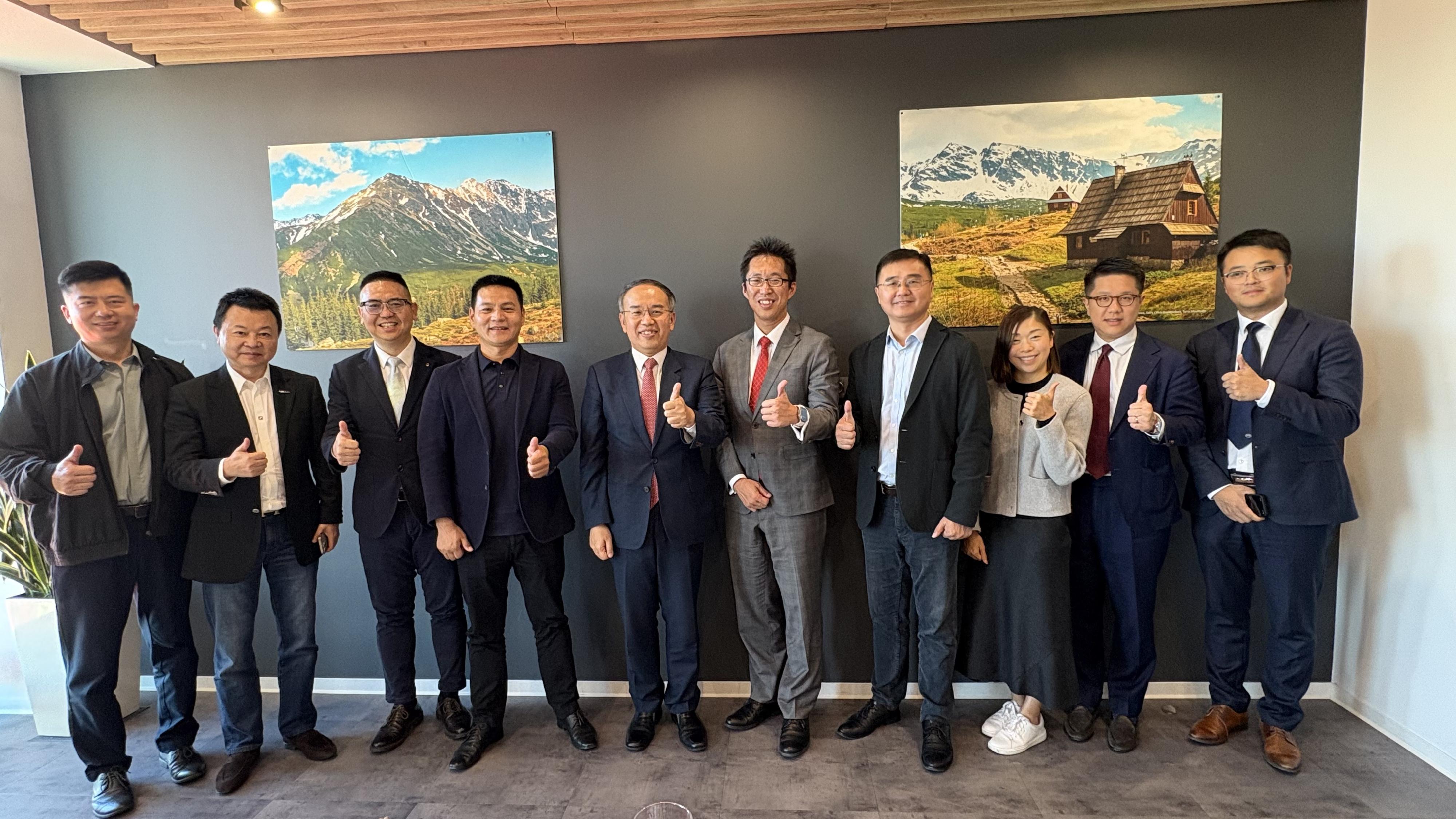 The Secretary for Financial Services and the Treasury, Mr Christopher Hui (fifth left), met with the General Manager of the China Construction Bank’s Warsaw branch, Mr Shen Huayu (third left), as well as management members of various Mainland enterprises which have set up a presence in Europe, at a business luncheon organised by the bank in Warsaw, Poland, on September 25 (Warsaw time). Also attending was the Director of the Hong Kong Economic and Trade Office in Berlin, Mr Indiana Wong (fifth right).