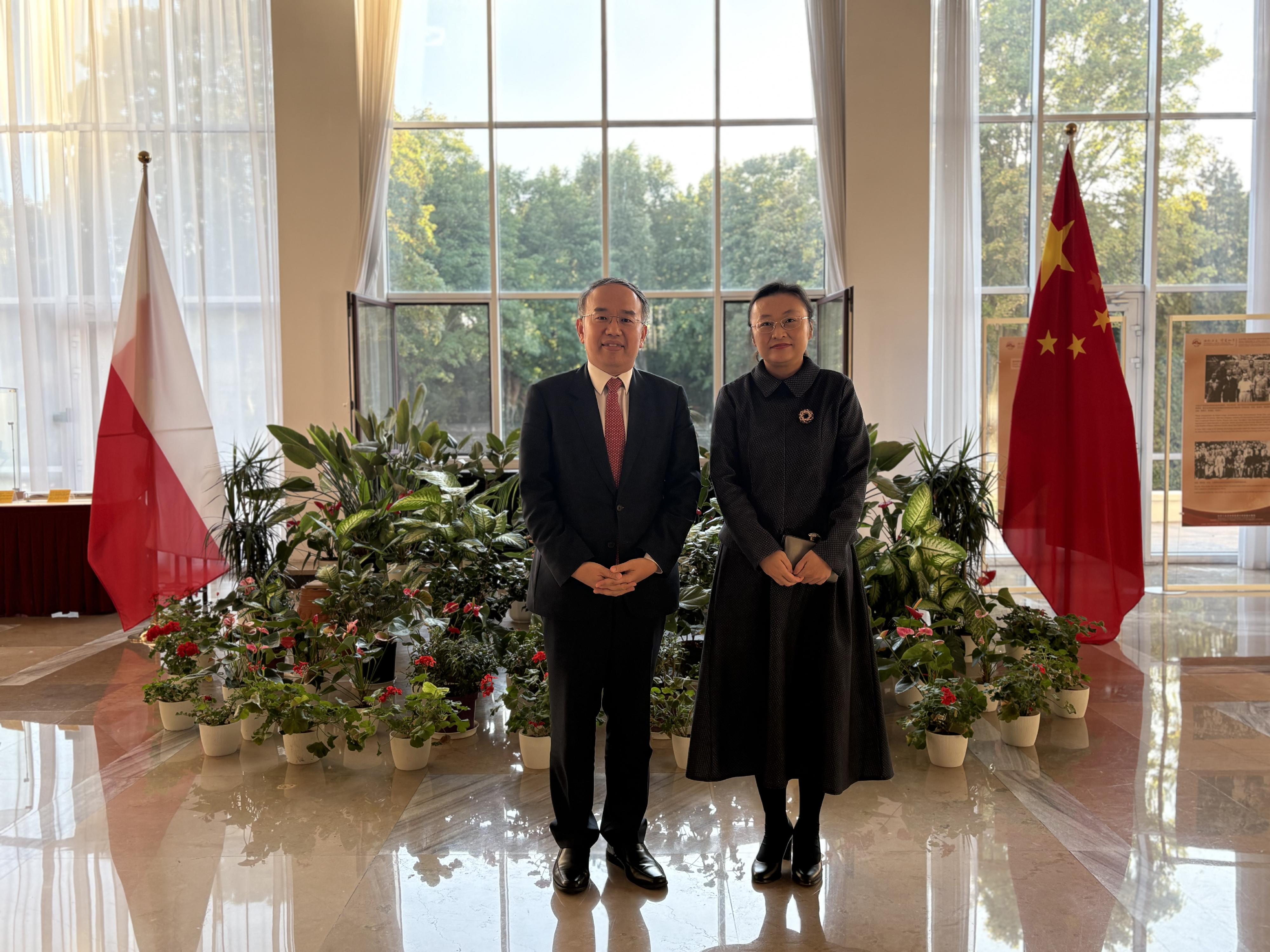 The Secretary for Financial Services and the Treasury, Mr Christopher Hui (left), pays a courtesy call on the Minister Counsellor of the Chinese Embassy in Poland, Ms Li Danhong (right), in Warsaw, Poland, on September 25 (Warsaw time).
