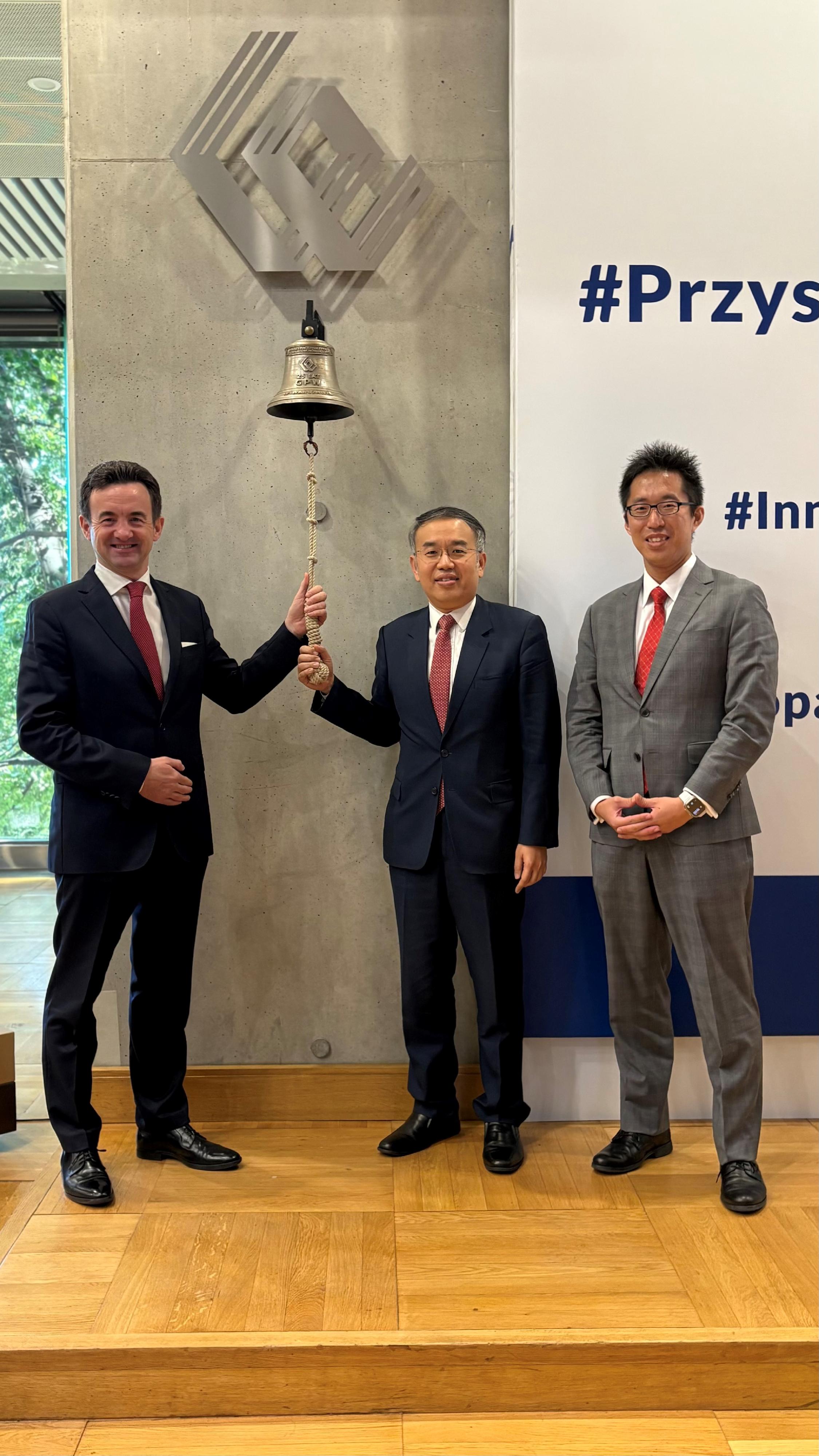 The Secretary for Financial Services and the Treasury, Mr Christopher Hui, visited the Warsaw Stock Exchange in Warsaw, Poland, on September 25 (Warsaw time). Photo shows Mr Hui (centre) at the opening bell during his tour at the trading hall in the company of the Chief Executive Officer of the Warsaw Stock Exchange, Mr Tomasz Bardziłowski (left). On the right is the Director of the Hong Kong Economic and Trade Office in Berlin, Mr Indiana Wong (right).
