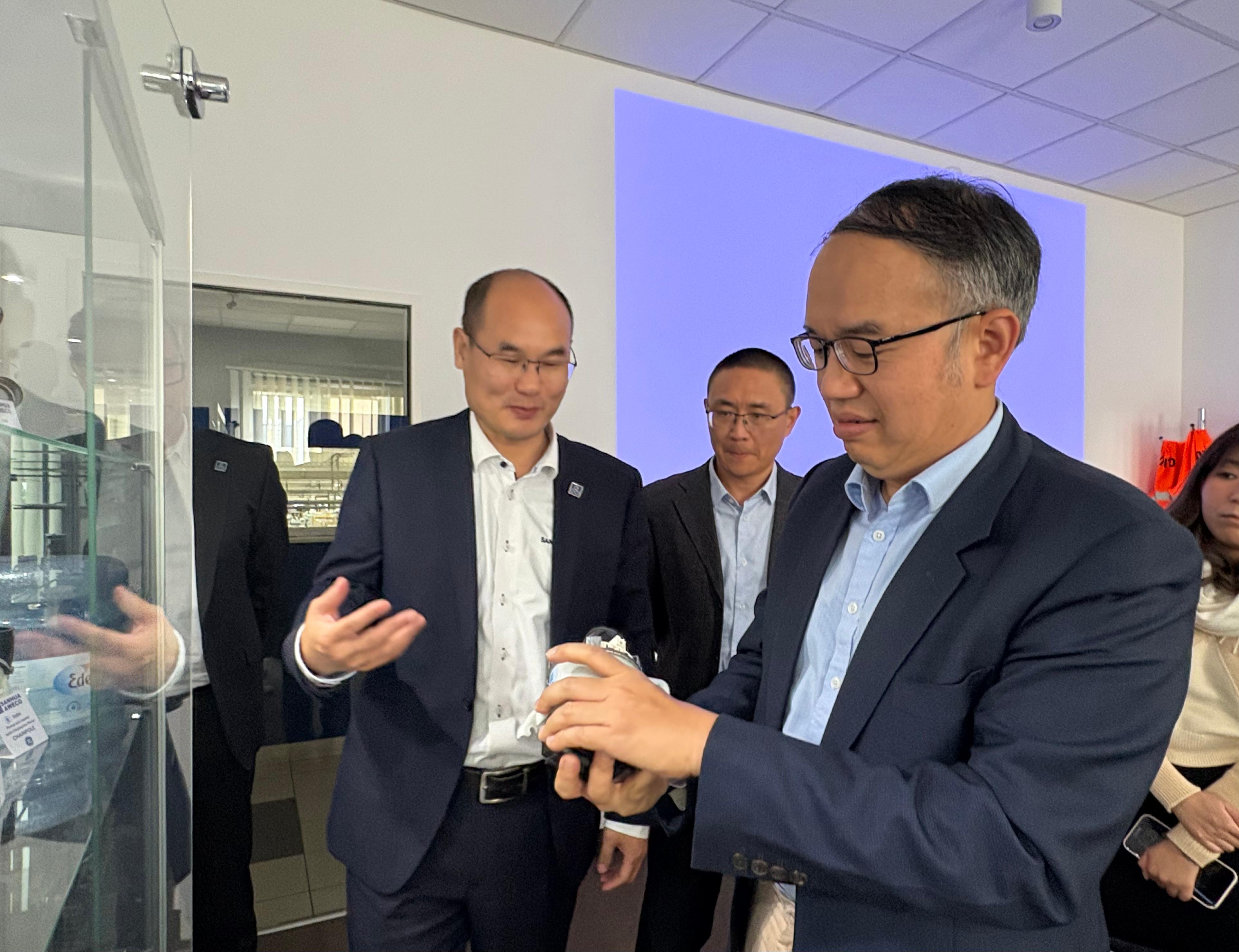 The Secretary for Financial Services and the Treasury, Mr Christopher Hui (first right), visited the Sanhua AWECO Polish Appliance in Tychy, Poland, on September 26 (Tychy time). Photo shows the General Manager and Chief Financial Officer of the Sanhua EMEA Shared Management Platform of Sanhua Group, Mr Yao Bing (second left), and the Chief Executive Officer of Sanhua Aweco EMEA, Mr Liu Shifeng (first left), introducing company products to Mr Hui.