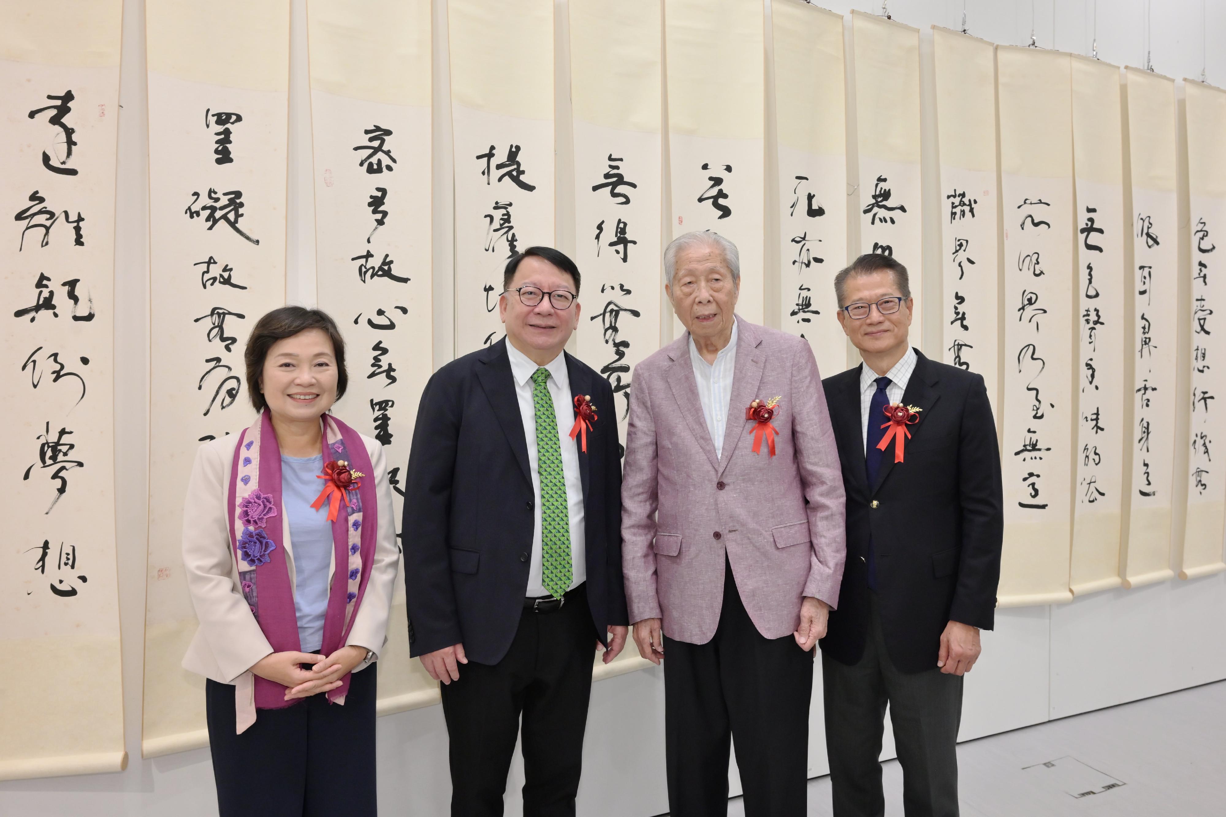 政務司司長陳國基今日（九月二十七日）出席「九十禮讚　翰墨華章——施子清博士書法回顧展」。圖示陳國基（左二）、財政司司長陳茂波（右一）和教育局局長蔡若蓮博士（左一）與施子清博士（右二）一同參觀展覽。