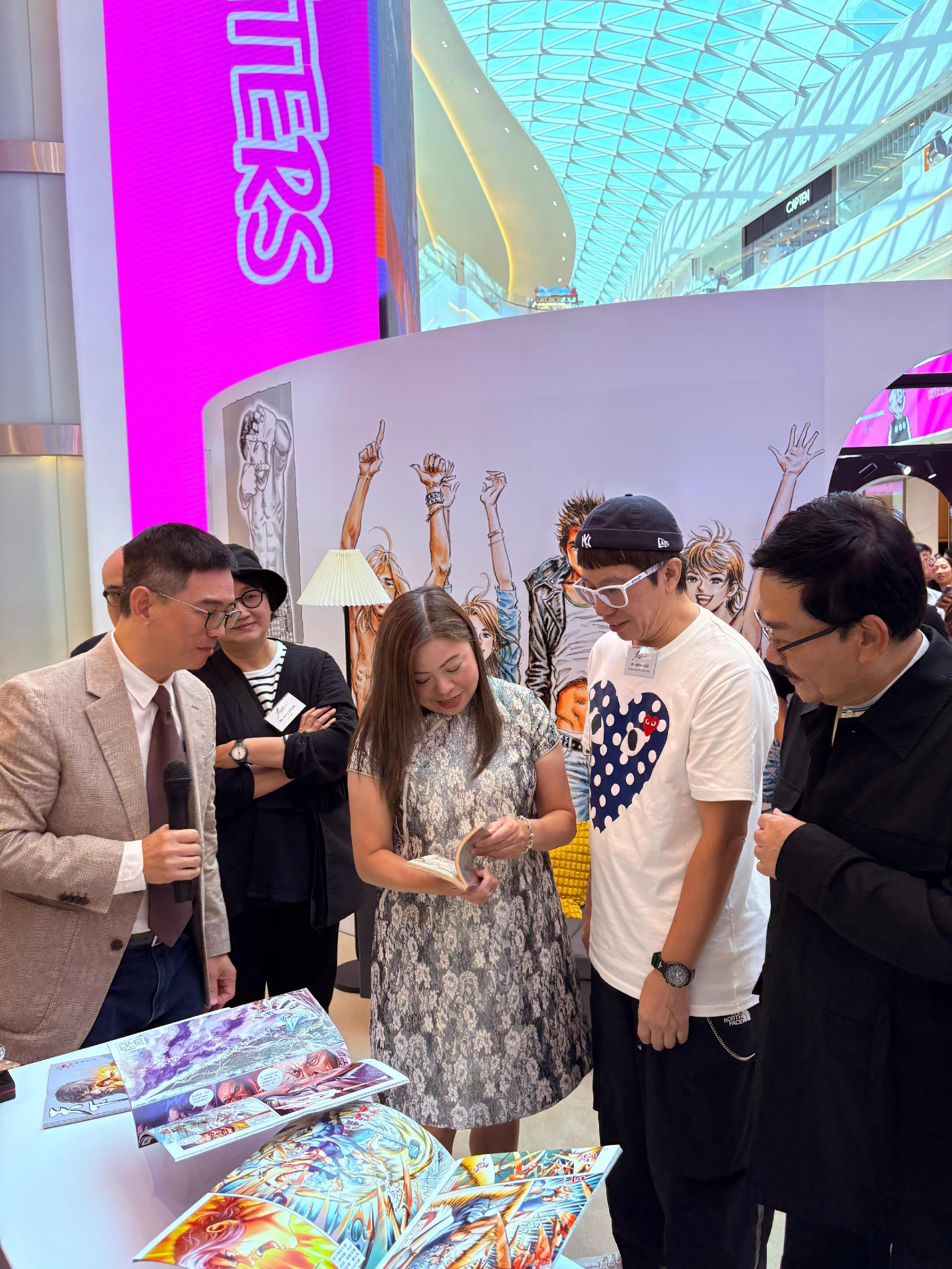 The Secretary for Culture, Sports and Tourism, Miss Rosanna Law, today (September 27) attended the Hong Kong Week 2025@Seoul events in Seoul, Republic of Korea. Photo shows Miss Law (centre) appreciating the exhibit at the Hong Kong Comics and Culture Exhibition.