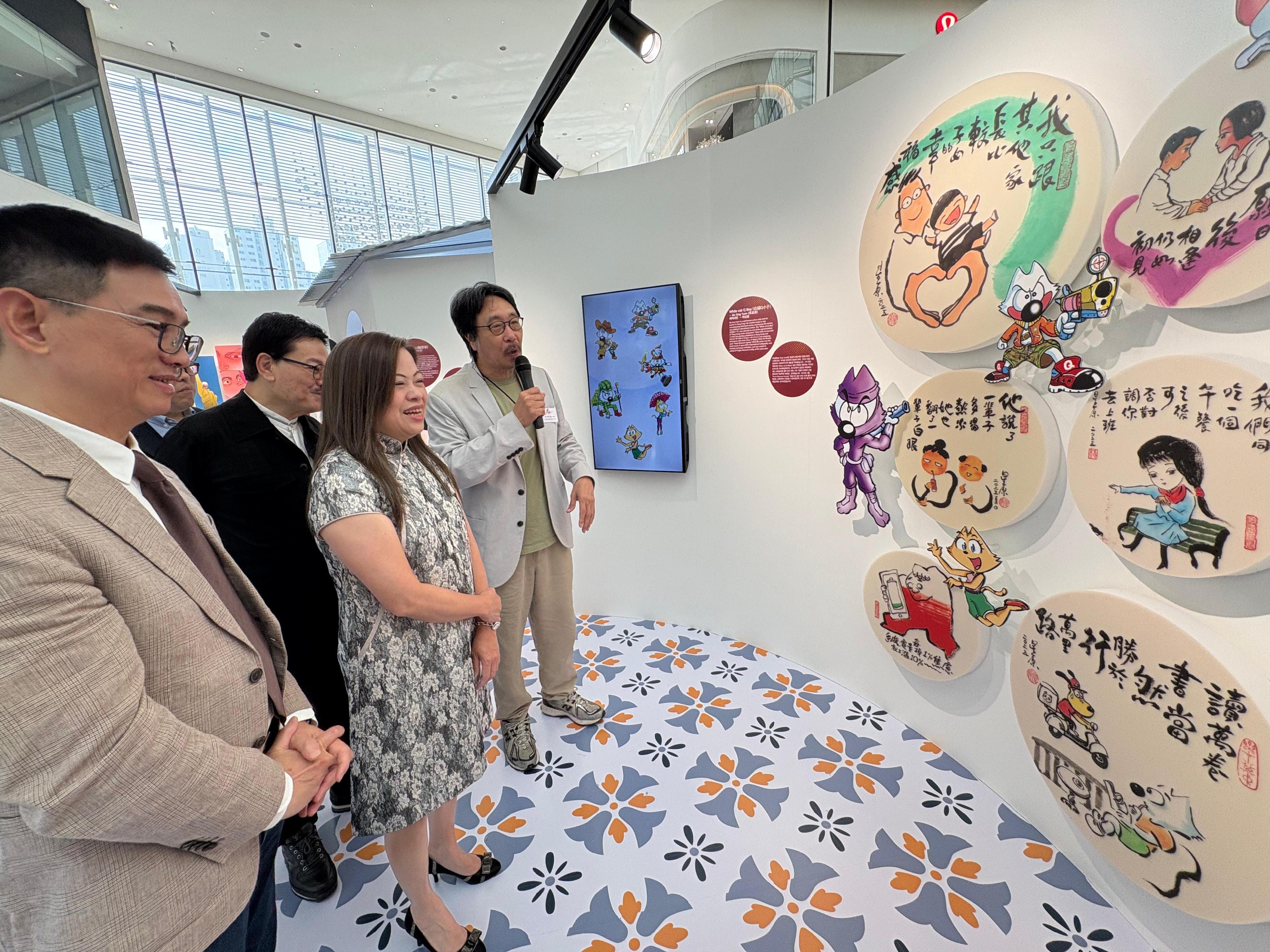 The Secretary for Culture, Sports and Tourism, Miss Rosanna Law, today (September 27) attended the Hong Kong Week 2025@Seoul events in Seoul, Republic of Korea. Photo shows Miss Law (second right) appreciating the exhibit at the Hong Kong Comics and Culture Exhibition.