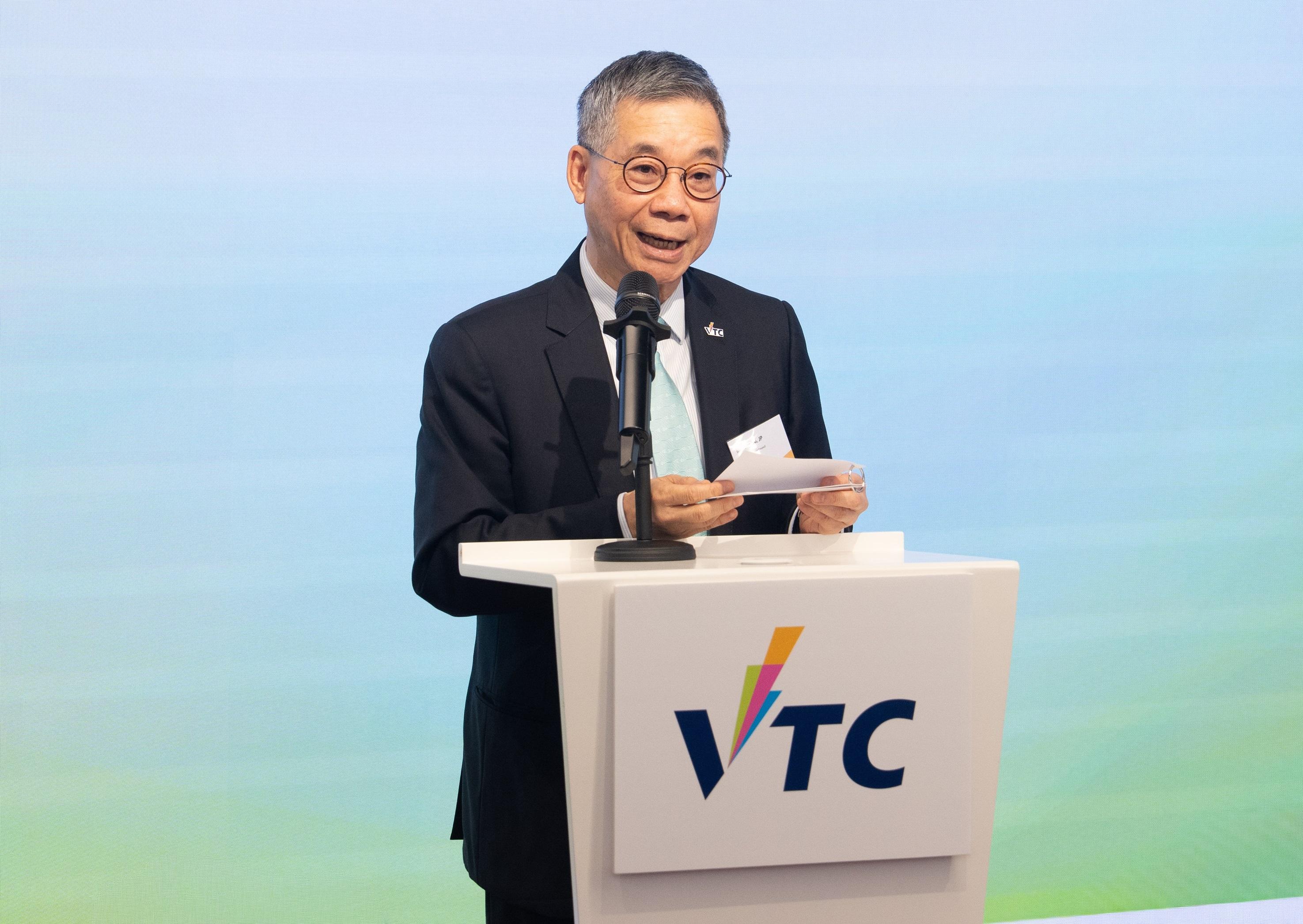 懲教署與職業訓練局（職訓局）今日（九月二十九日）簽訂合作備忘錄，深化雙方合作，為懲教工作的可持續發展及促進人才培訓注入新動力。圖示職訓局主席戴澤棠在簽署儀式上致辭。