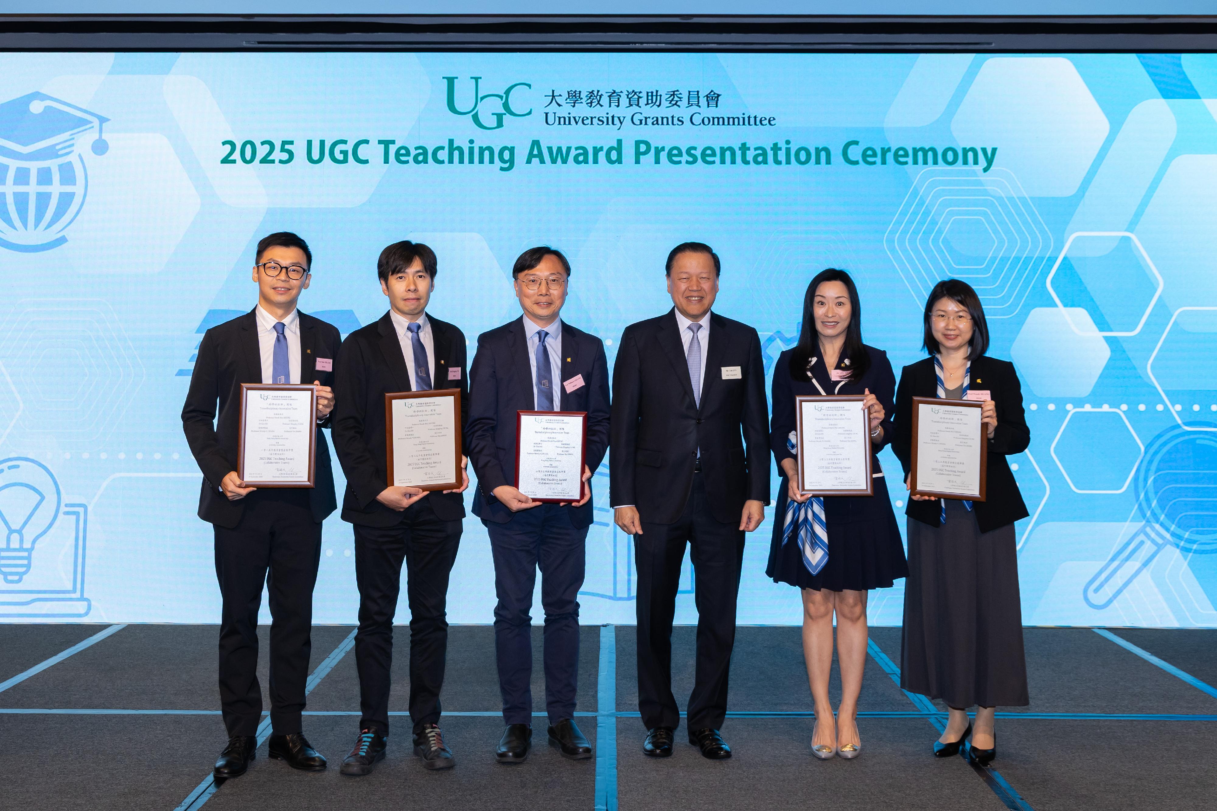 The Chairman of the University Grants Committee (UGC), Mr Tim Lui (third right), today (September 29) presents the 2025 UGC Teaching Award for Collaborative Teams to the Transdisciplinary Innovation Team of Hong Kong Baptist University. The team is led by Professor William Cheung (third left), with Dr Glos Ho (second right), Professor Kingsley Ng (second left), Professor Wendy Huang (first right), and Professor Nick Zhang (first left) as collaborative team members.