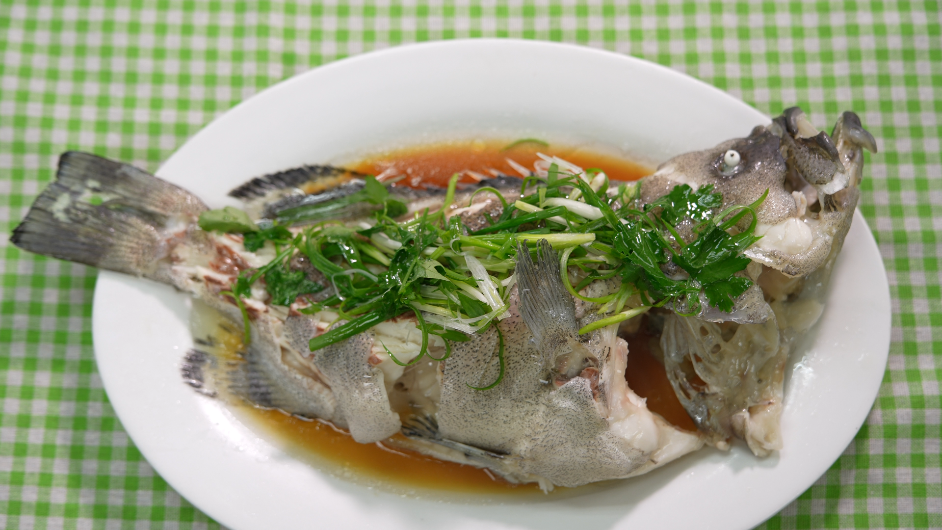 The Government announced today (September 29) the launch of the "Fish enJoy" Scheme to facilitate mariculture rafts and inland fish farms engaged in aquaculture production, with a view to promoting the development of leisure fisheries in Hong Kong. Participating fish farms under the "Fish enJoy" Scheme can operate ancillary businesses, including on-farm sale of food products prepared using self-cultured fisheries products through non-flame cooking.
